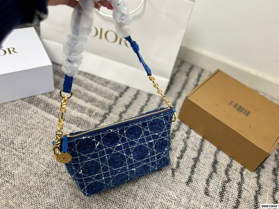 P180 礼盒🎁 size: 22.14 迪奥 Dior star Hobo 饭盒包 轻松演绎复古时髦 包型挺阔，简约而不简单不需要过多的装饰，日常搭配西装和T恤，就能将高级感体现的淋漓尽致！