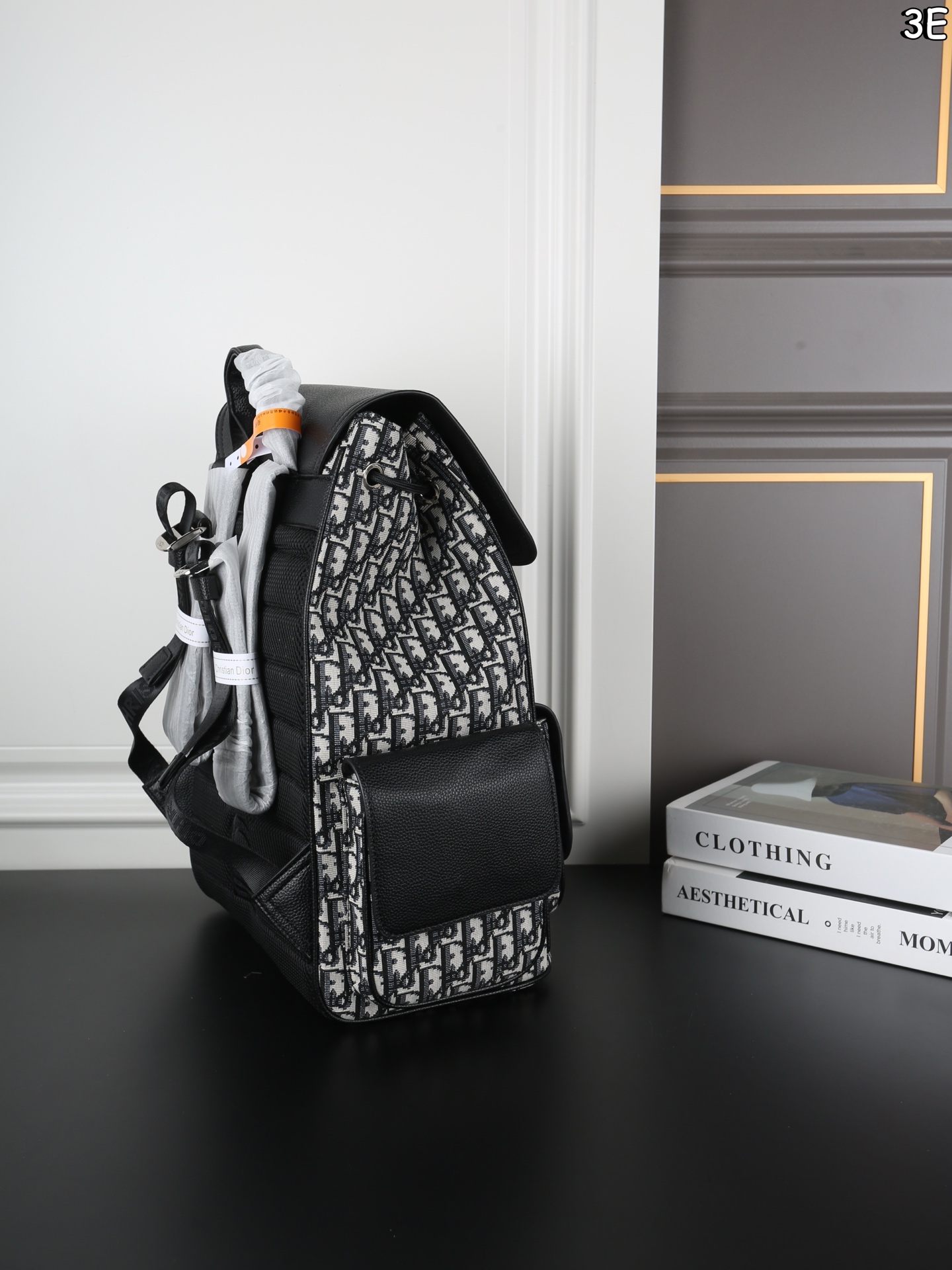 P170 DIOR迪奥 Saddle 老花满印 书包背包双肩包 荔枝纹牛皮拼接，低调奢华质感满分。 翻盖抽绳设计，安全又有细节感。 通勤旅行都很OK!肩带可调节，背部加垫网眼织物，背着舒适不累 。 附防尘袋，实用又时髦! 尺寸：26&times;41