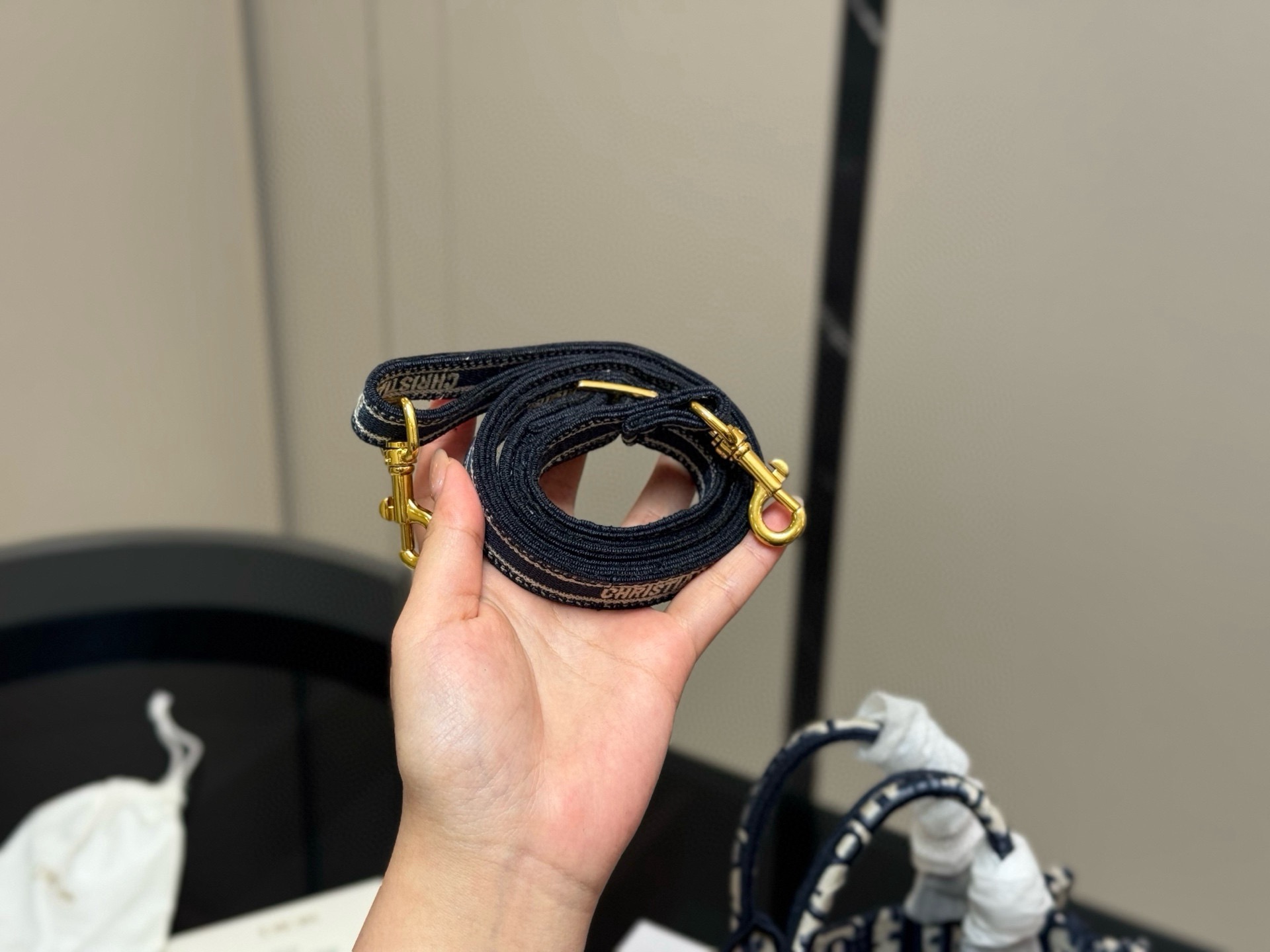 &yen;215 新版配肩带 Dior 原版布提花 Dior book tote今年最喜欢的一款购物袋 tote我用的次数最多的包 迪奥因为容量超级大 不管什么东西都向里面放 当然凹造型也是必须有 尺寸:21.5cm 配盒