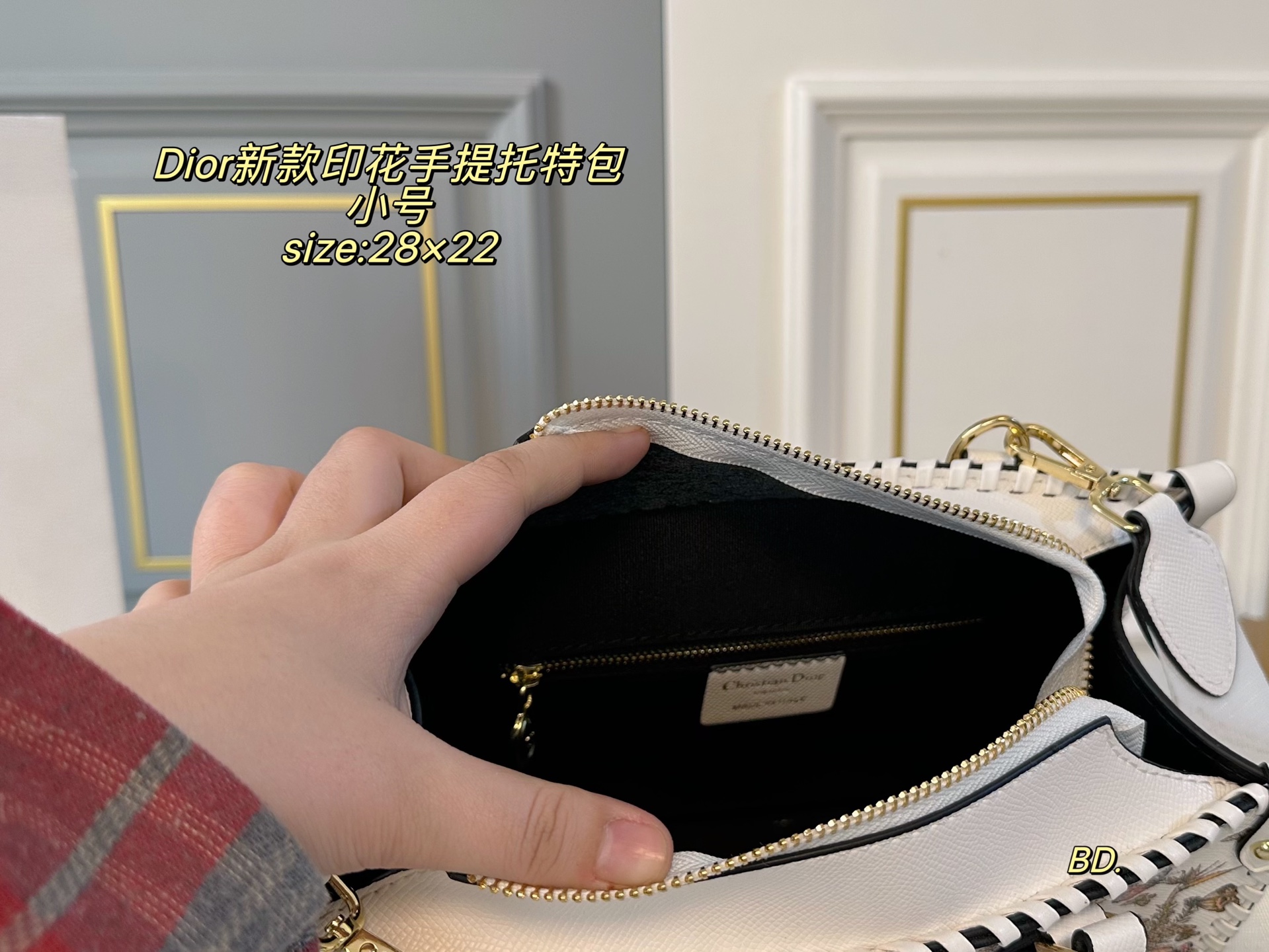 P180小号（无盒） size：28&times;22小号 DIOR迪奥新款印花手提托特包❤️ 皮线包边新款超级百搭托特包 旅行 妈咪包选它超实用～ 复古又精致，看不腻的美貌 轻便实用，上班族的通勤包‼️