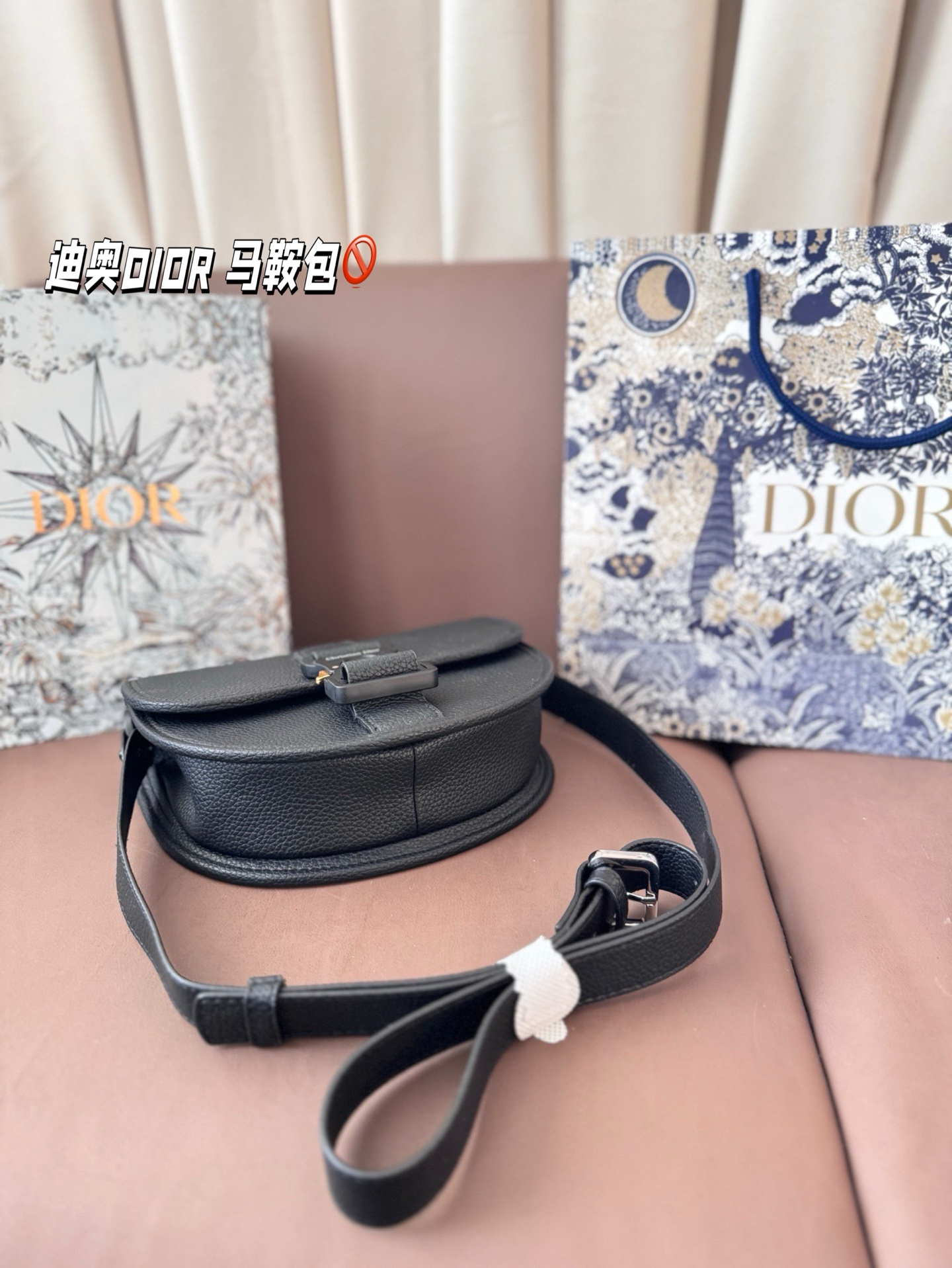 P150 配礼盒🎁. 迪奥DIOR 马鞍包 日常休闲又不失精致 半圆形可可爱爱 肩带也超好调整 可以背成hobo 包袋自重很轻 设计简洁低调 被迪丽热巴种草 越看越喜欢 尺寸：21*17