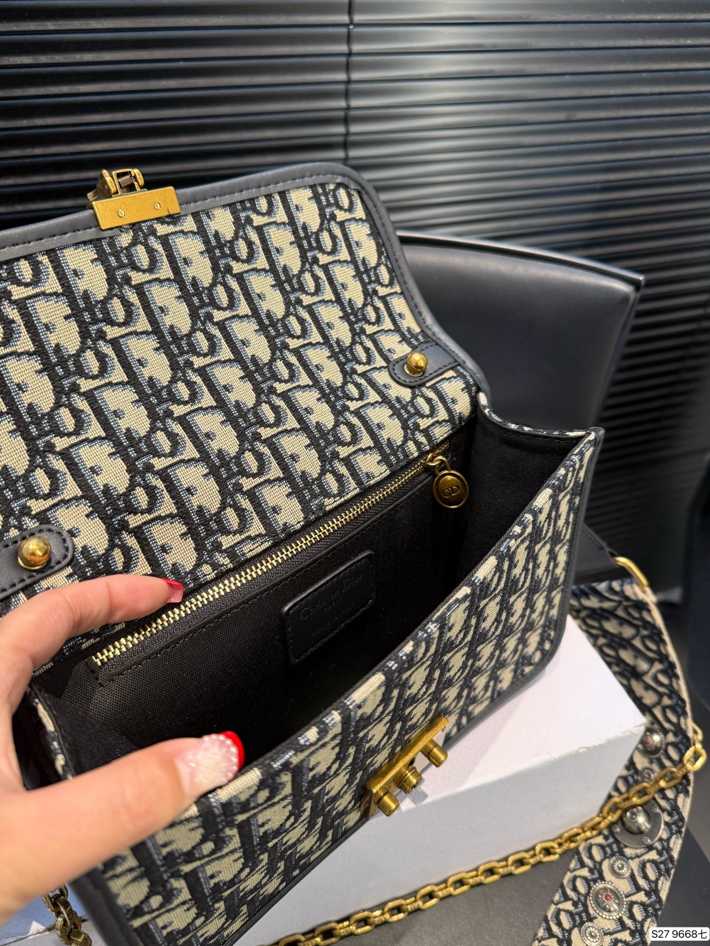 P185 配折叠盒子 迪奥马鞍包信封包链条包 简约大气风格 更加轻盈 可轻松驾驭各种风格 尺寸24 17 货号9668