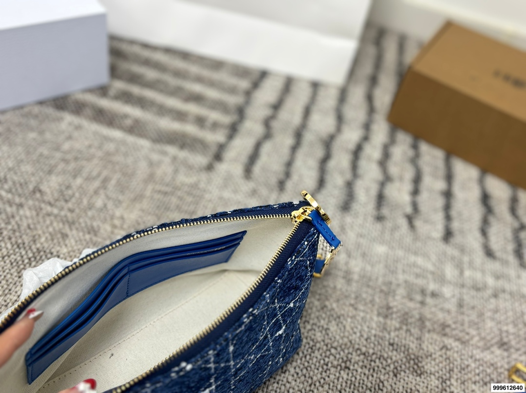 P180 礼盒🎁 size: 22.14 迪奥 Dior star Hobo 饭盒包 轻松演绎复古时髦 包型挺阔，简约而不简单不需要过多的装饰，日常搭配西装和T恤，就能将高级感体现的淋漓尽致！