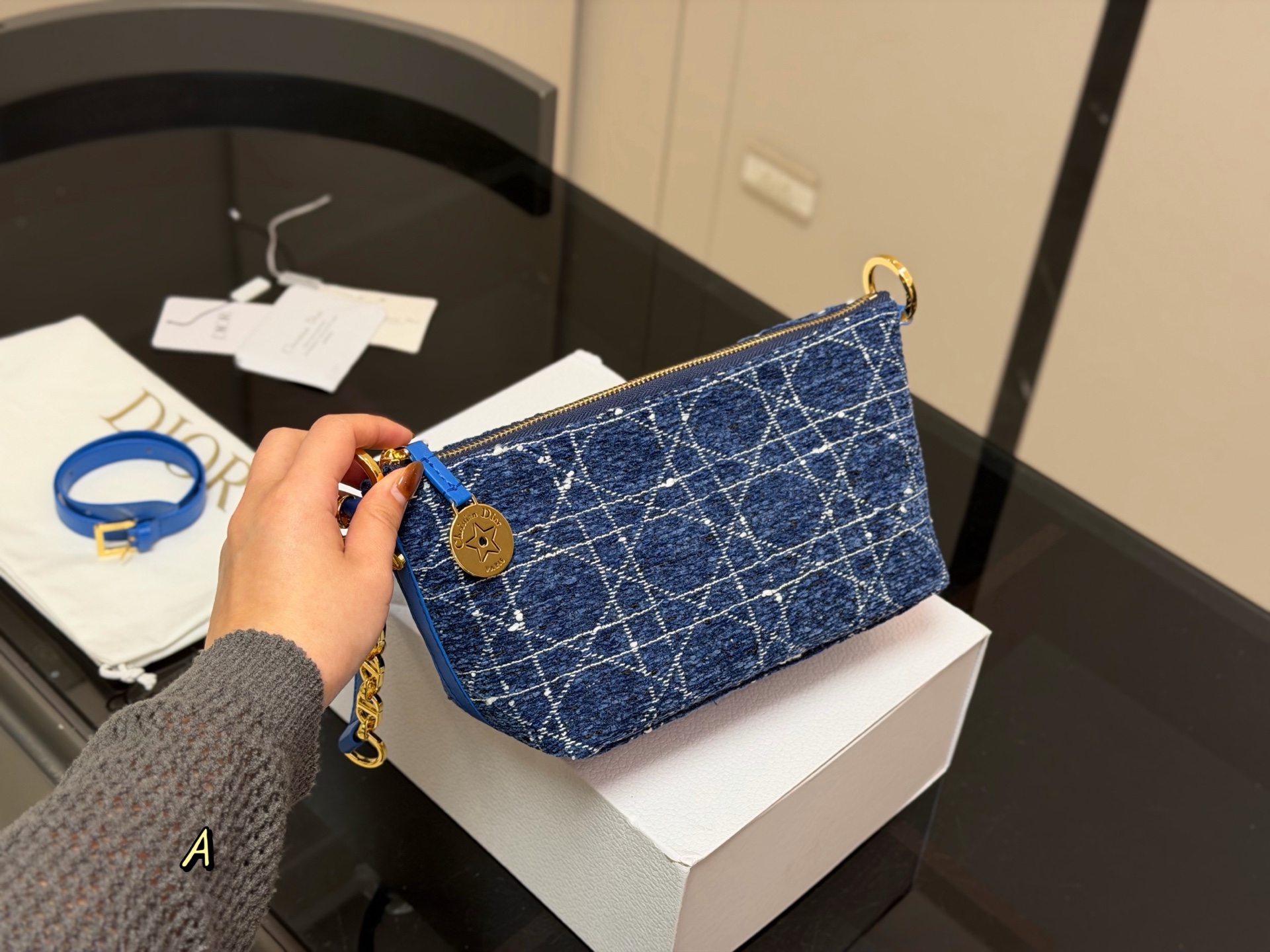 &yen;180 配折叠盒飞机盒 size：22底宽*15cm 迪奥Nomad新品饭盒包 背出去被夸爆的hobo饭盒包!! 可以实现一包多用啦! 赠送加长肩带！ 🉑腋下🉑斜挎