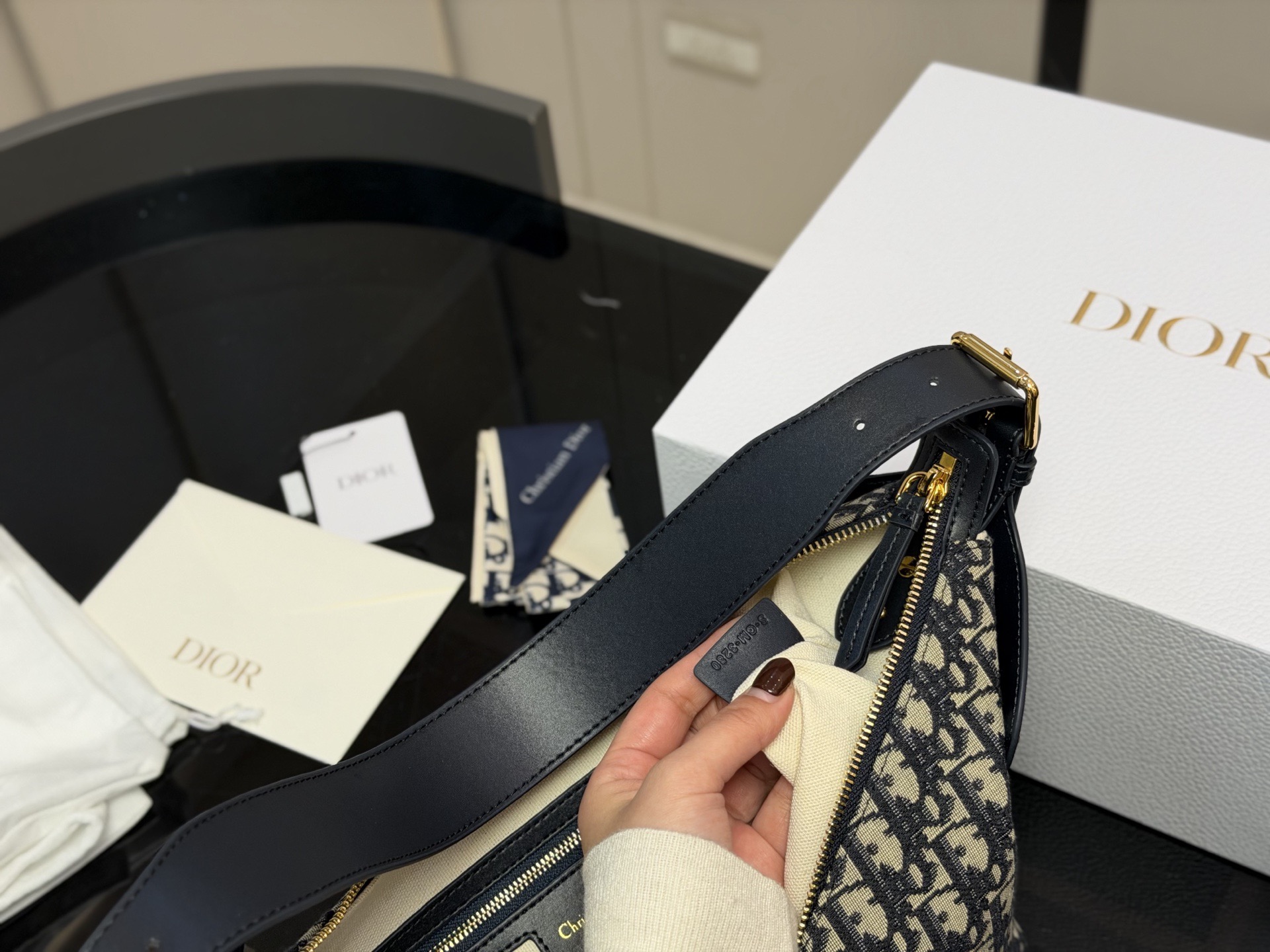 &yen;210 &yen;215 配盒 size：21*15cm（小号） 28*20cm（大号） 迪奥VOYAGE carryall 牛皮品质哦！ 超轻大容量V型轮廓立挺又利落! 新包Voyage太酷辣!