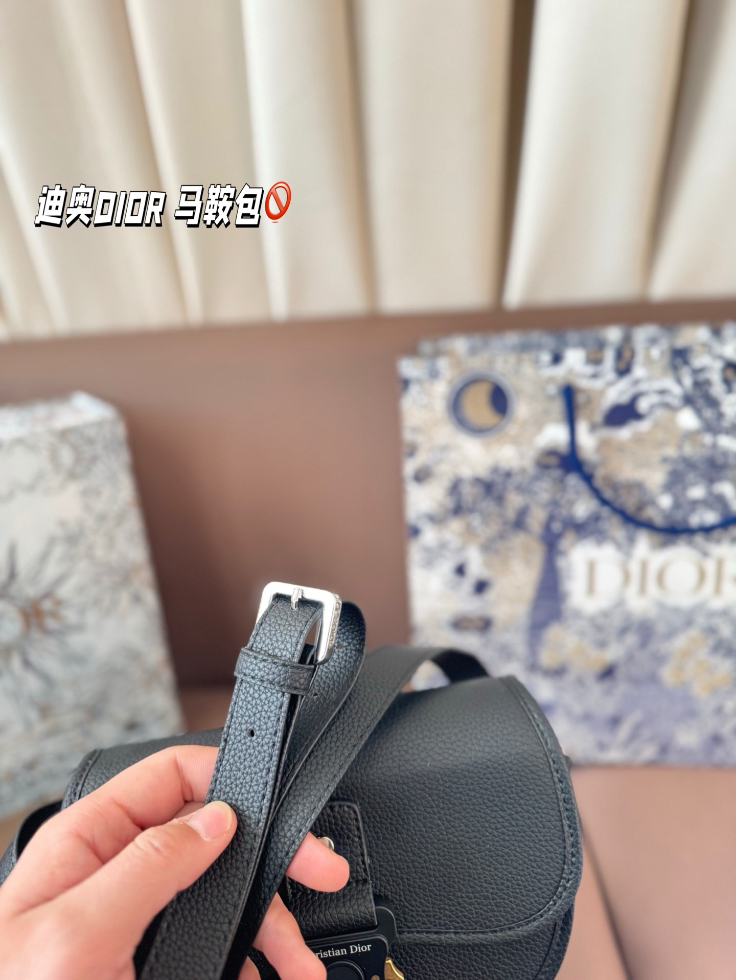 P150 配礼盒🎁. 迪奥DIOR 马鞍包 日常休闲又不失精致 半圆形可可爱爱 肩带也超好调整 可以背成hobo 包袋自重很轻 设计简洁低调 被迪丽热巴种草 越看越喜欢 尺寸：21*17