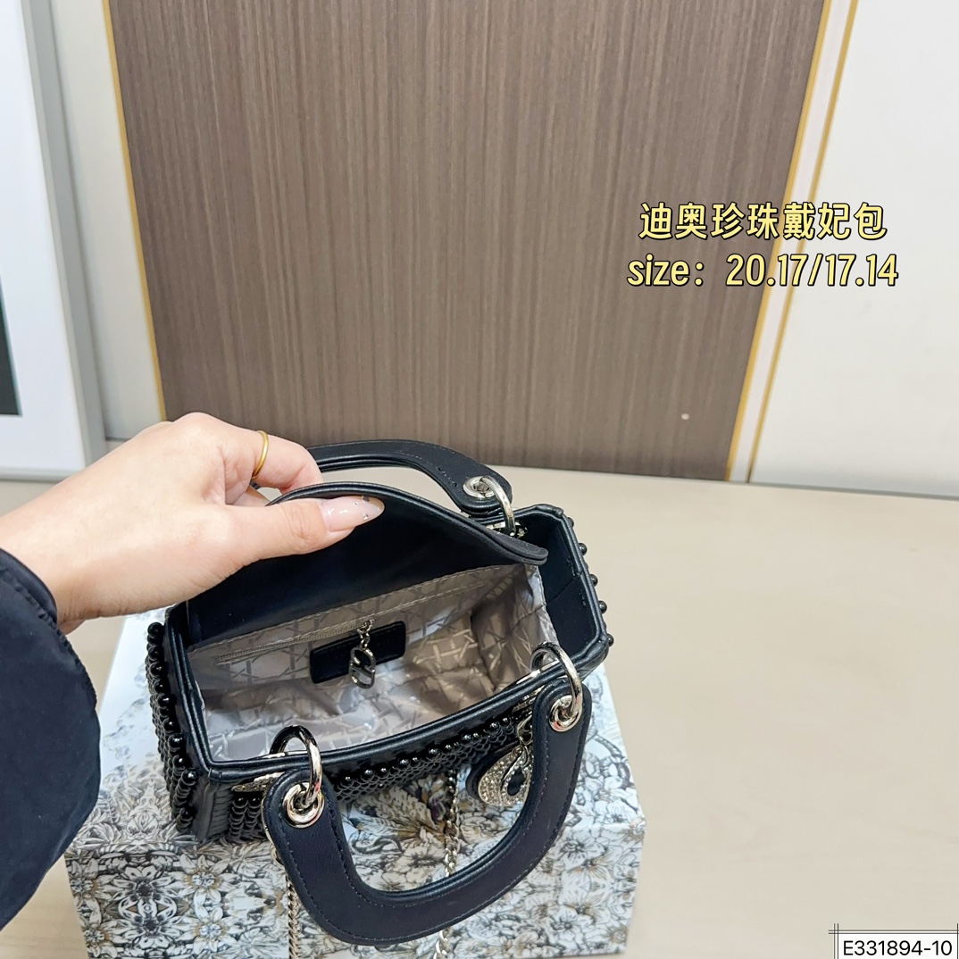 大号💰210 配折叠盒⚠️尺寸20.17 小号💰200 配折叠盒⚠️尺寸17.14 迪奥 珍珠戴妃包 DIOR 这款包不仅优雅，还加入了铆钉设计，瞬间变得个性十足，真是不得了！ 艺术感满满！打破娇贵形象的设计，甜美又酷炫，简直绝了！