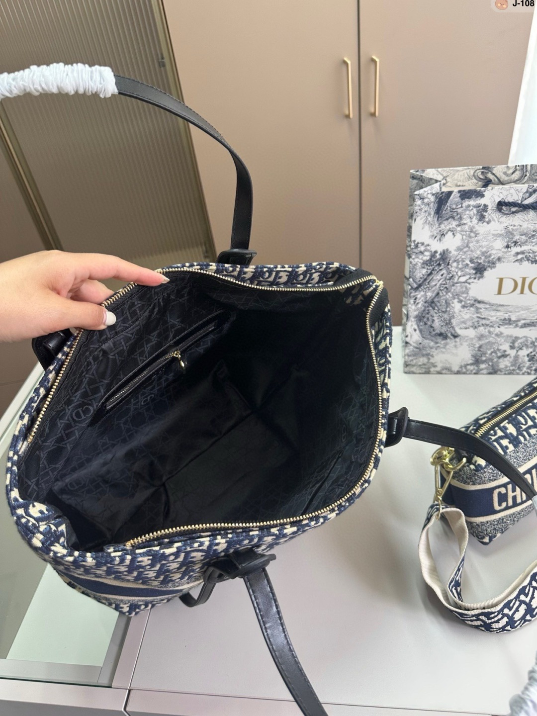 💰p135 J-108尺寸 36&times;28 Fendi 芬迪 购物袋🛍️ 中古包版型 百看不厌的 最大特点容量大！ 什么风格都能hold得住 凹造型也是妥妥