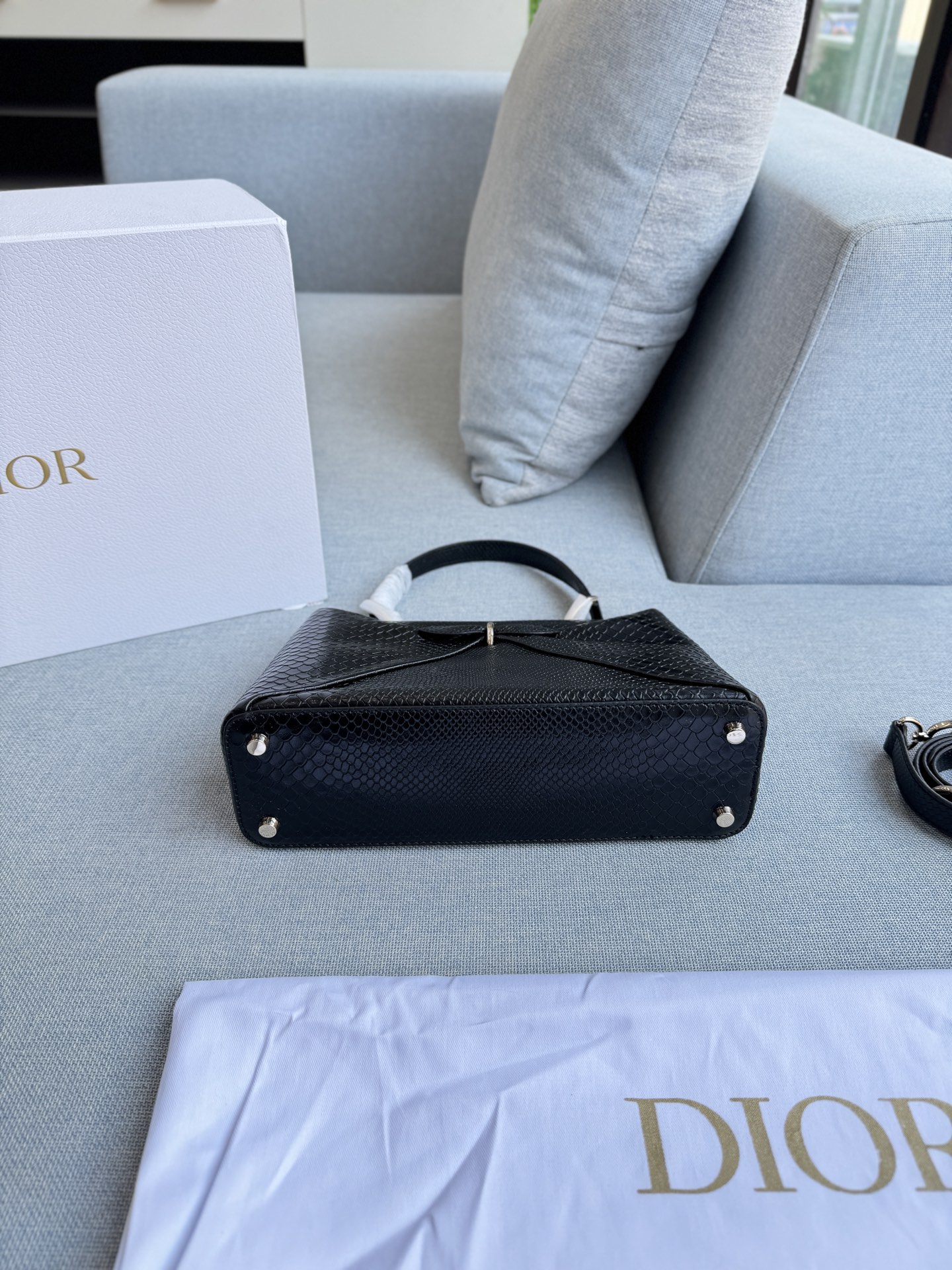💰300 全套礼盒 size：28&times;22 DIOR迪奥 蛇纹 蝴蝶结手提包 单肩包 JWA设计焕然一新！ 设计感满满的手提包 好喜欢这季的&ldquo;克拉巴特&rdquo;领结 采用皮,纹理清晰,质感满分+。 手提或斜挎都很OK，兼具实用与时尚感。