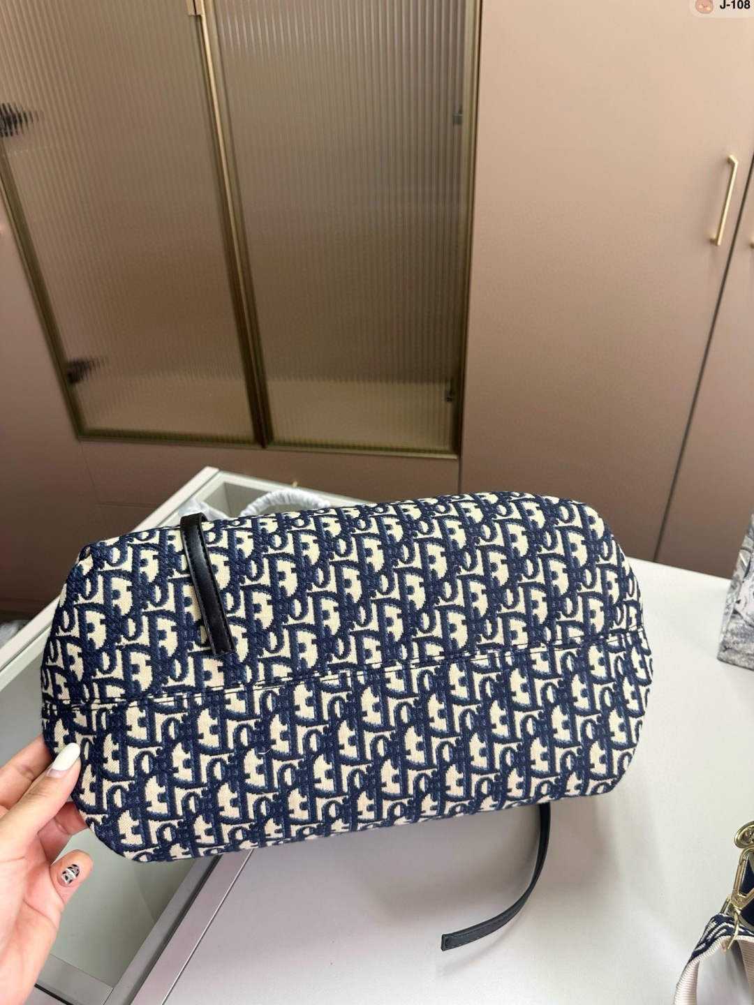 💰p135 J-108尺寸 36&times;28 Fendi 芬迪 购物袋🛍️ 中古包版型 百看不厌的 最大特点容量大！ 什么风格都能hold得住 凹造型也是妥妥