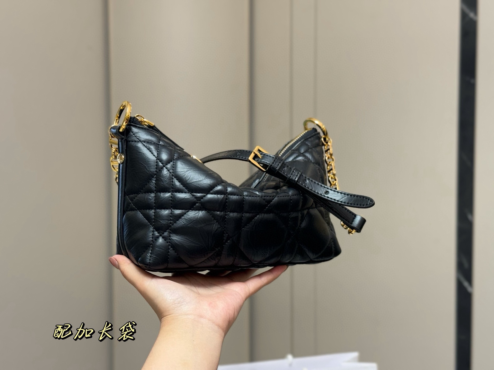 &yen;215 配折叠盒 迪奥DIOR 便当包 ✅迪奥顶级原单 经典又高级 尺寸:22.14cm 很有质感 可盐可甜 上身绝美 无可比拟 是每个追求漂亮的女孩必入单品