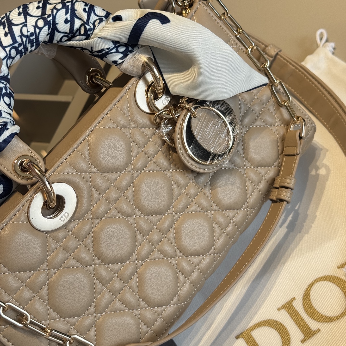 🅿️205～🅿️225～🅿️235✅新品推荐🔜 顶级货🔥赠送原版星星挂件🌟赠送原版丝巾‼️DIOR迪奥专柜同款小羊皮菱格💎横版戴妃包👍配长短两条肩带👍Lady Dior彰显品味！走到哪都是回头率👍采用顶级复刻原版五金！品质堪比正品！🎁原版折叠礼盒包装（size：迷你16.5*10 小号22*11 大号26*13）