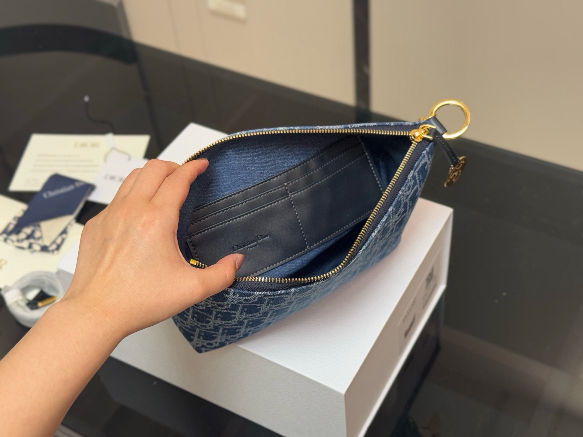 &yen;195 配折叠盒 迪奥DIOR 便当包 ✅迪奥顶级原单 经典又高级 尺寸:22.14cm 很有质感 可盐可甜 上身绝美 无可比拟 是每个追求漂亮的女孩必入单品