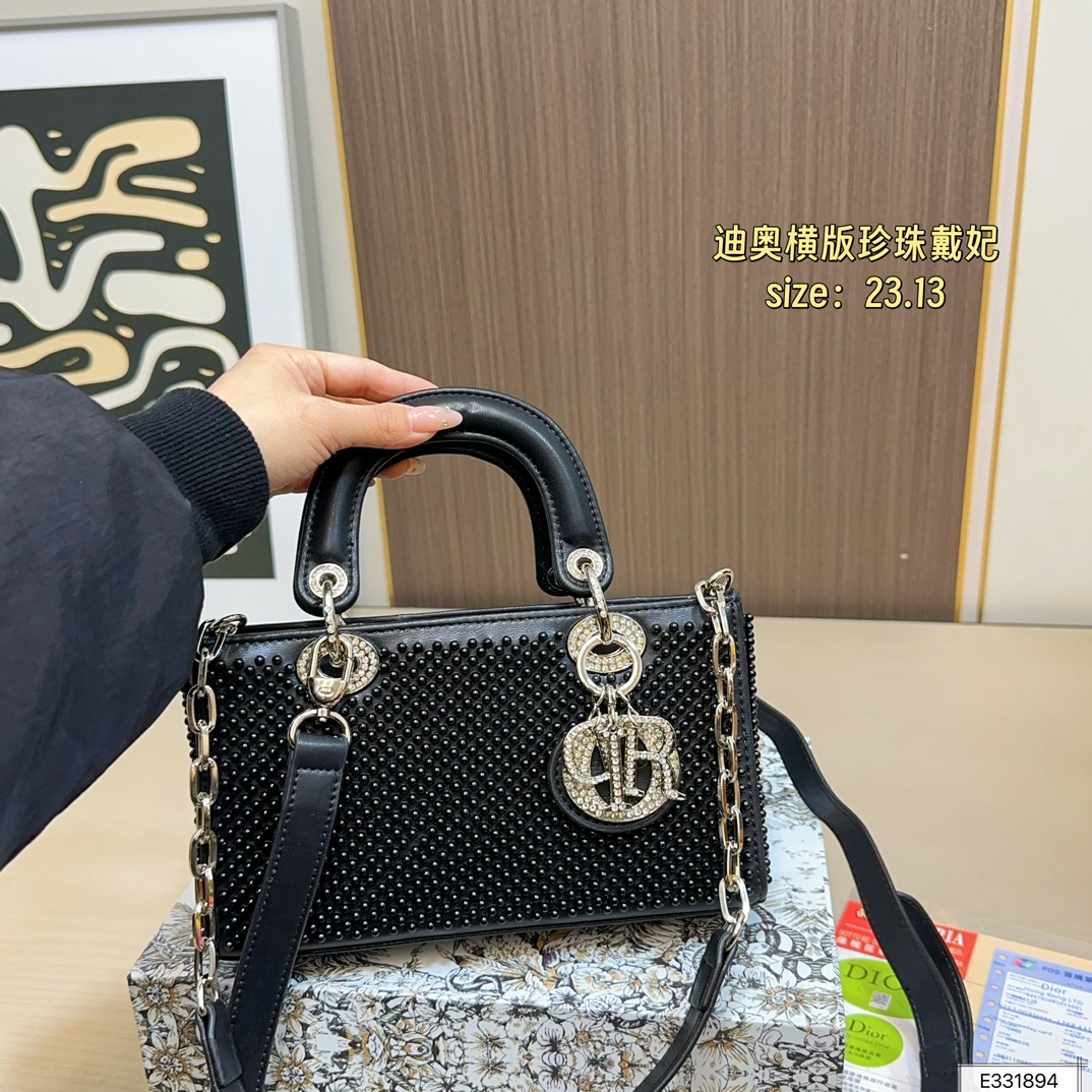 💰210 配折叠盒⚠️尺寸23.13 迪奥 珍珠横版戴妃包 DIOR 这款包不仅优雅，还加入了铆钉设计，瞬间变得个性十足，真是不得了！ 艺术感满满！打破娇贵形象的设计，甜美又酷炫，简直绝了！