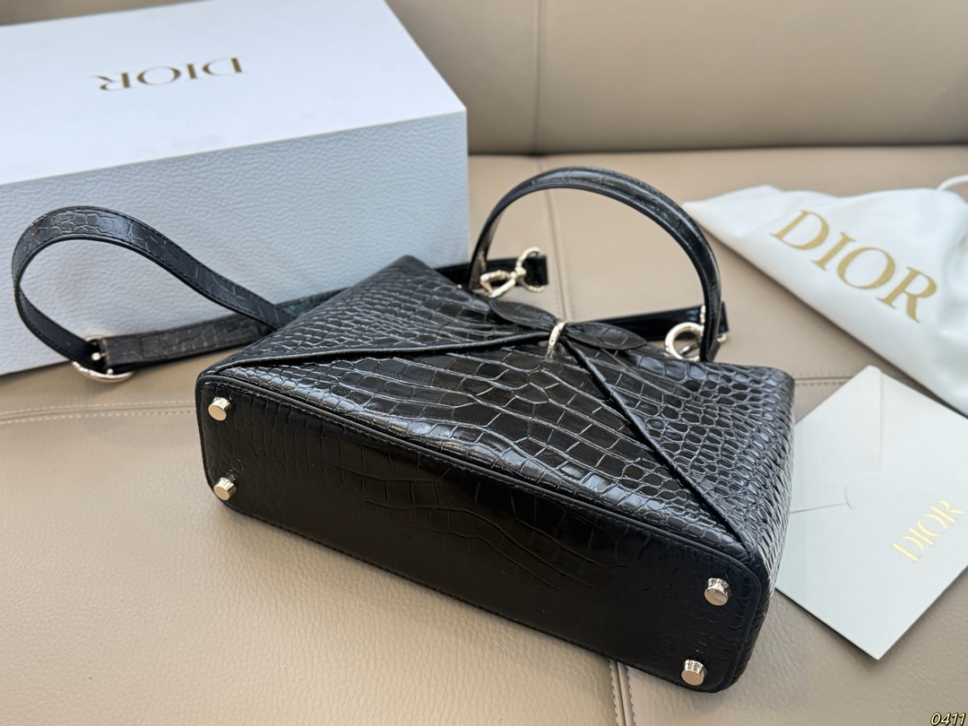&yen;300折叠盒 迪奥 Dior 2026春夏蝴蝶结手提包 质感细腻又耐用。正面立体蝴蝶结设计，优雅又俏皮，梯形包型容量适中，通勤休闲都很OK。顶部硬质手柄＋可调节肩带，手提斜挎随心切换。 整体简约精致，法式浪漫氛围感拉满，是2026春夏系列超亮眼单品！尺寸28*19.5