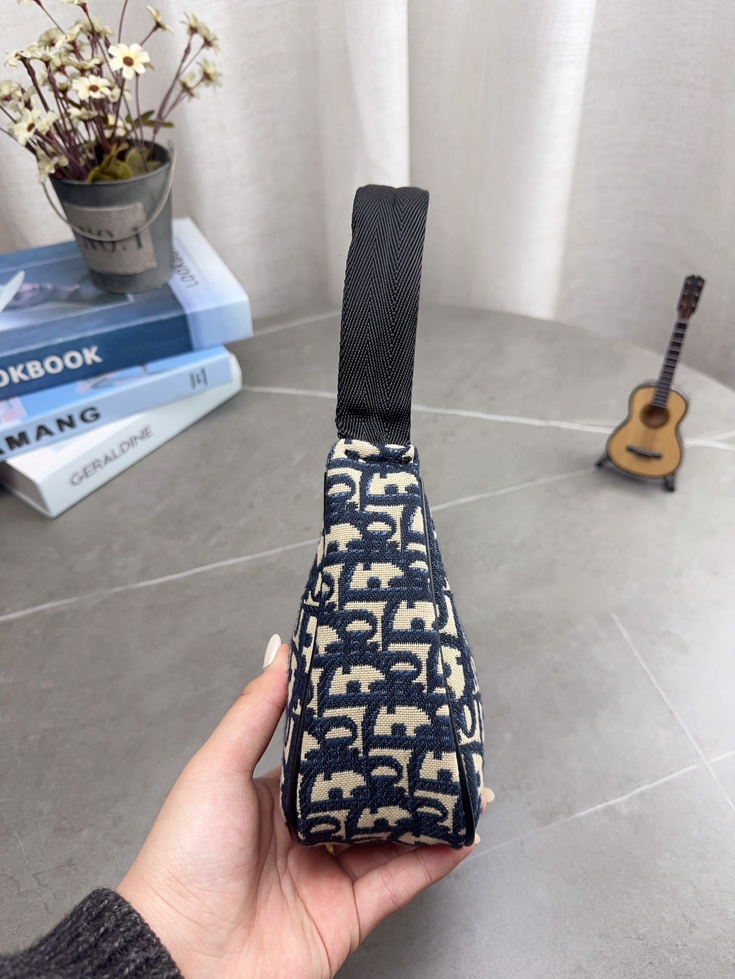 配礼盒包装 DIOR 法棍包 hobo腋下包 迪奥新款全网首发全新上市 这款相比之前的hono带子会更长单肩斜挎更方便啦 最主要没金属链那么重- -万多的迪奥小包很香～ 尺寸22*12cm p85