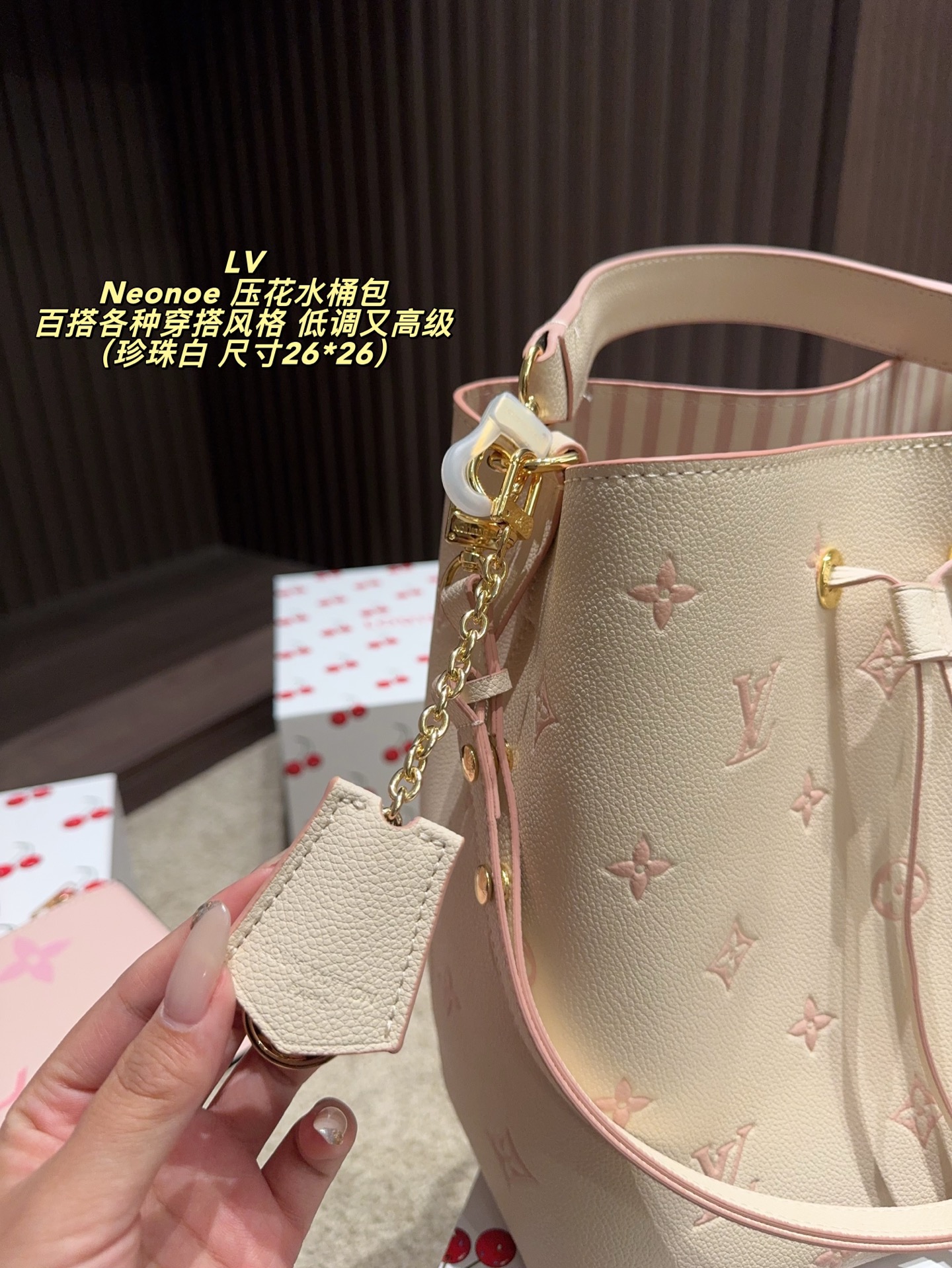 P210配折叠盒⚠️尺寸26*26 LV Neonoe 压花水桶包 采用Monogram Empreinte牛皮，柔软耐磨，经典老花图案＋黑色配色，低调又高级。容量适中，通勤休闲都OK。可拆卸子母包设计，灵活收纳，肩带可调节，支持手提、肩背、斜挎多种背法，实用又时髦！黑色越看越耐看，百搭各种穿搭风格