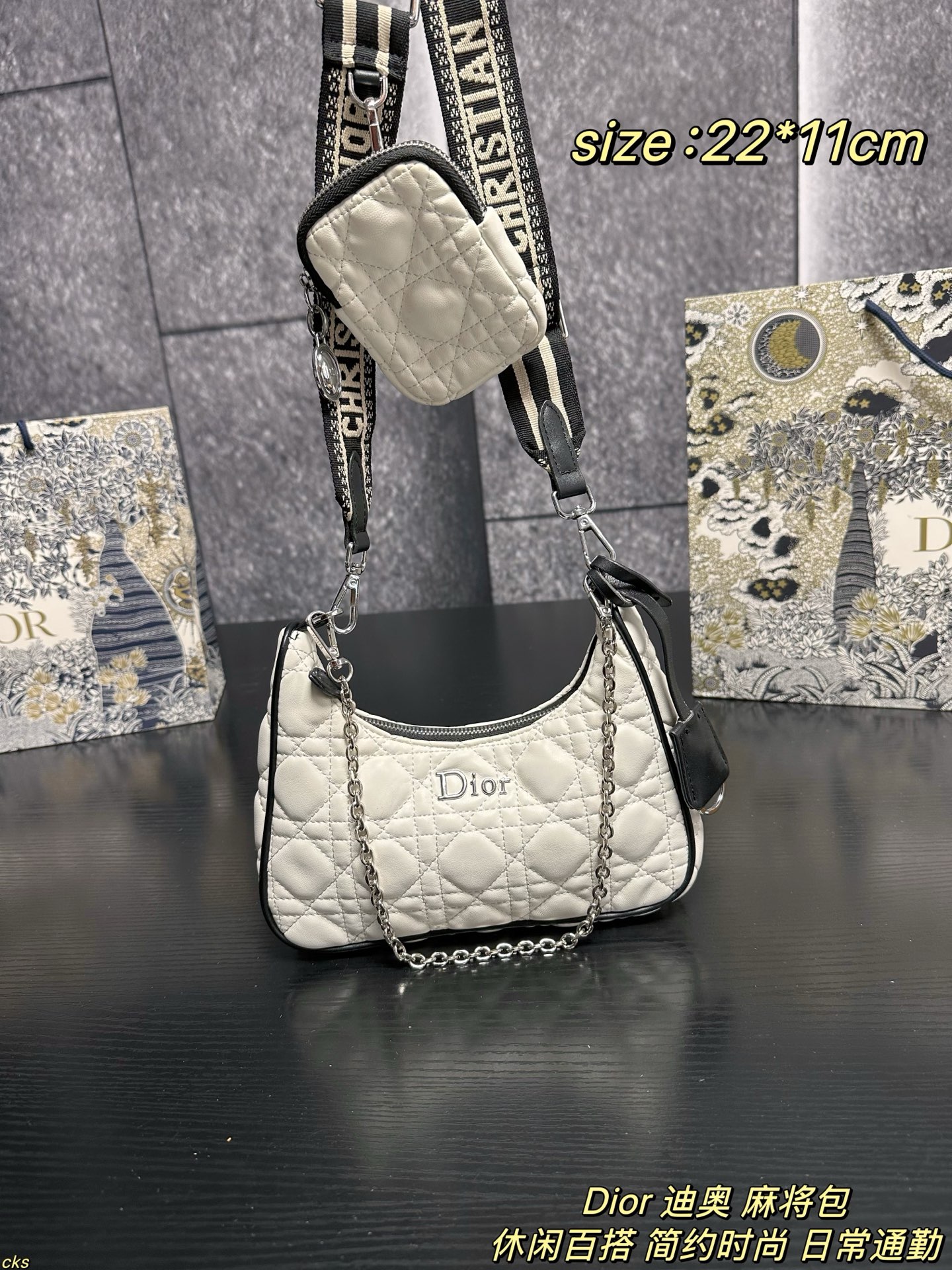 P135配盒 Dior 迪奥 麻将包 迪奥三合一 最近设计，真的都太火了！独特一款面料，可以说是非常实用了：防水、耐磨、轻便，而且四季都可以背，冬天的厚重感或夏天的运动感都可以轻松驾驭。尼龙包整的这么精致太喜欢了 尺寸：22*11cm