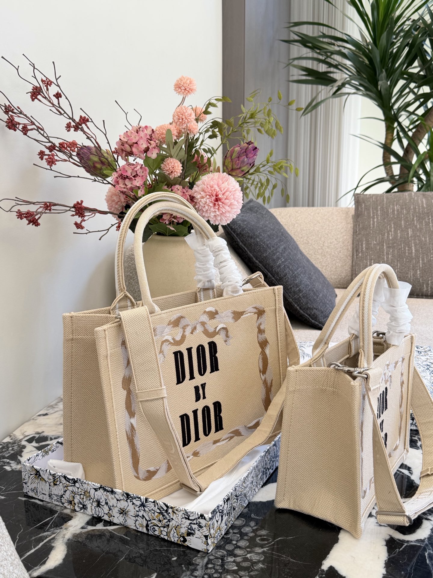 p200p235 顶级原单 从经典Book Tote的新面貌，到带有复古质感的斜挎包、手拿包，每一款都融合了迪奥的高雅基因与Jonathan Anderson独有的创意视角。 在保留品牌标志性廓形的基础上，注入更轻盈、更具功能性的细节设计。小型手袋则以层次感织物与全新迪奥LOGO提升辨识度，展现刚柔并济的现代风格。 25cm36cm配盒子