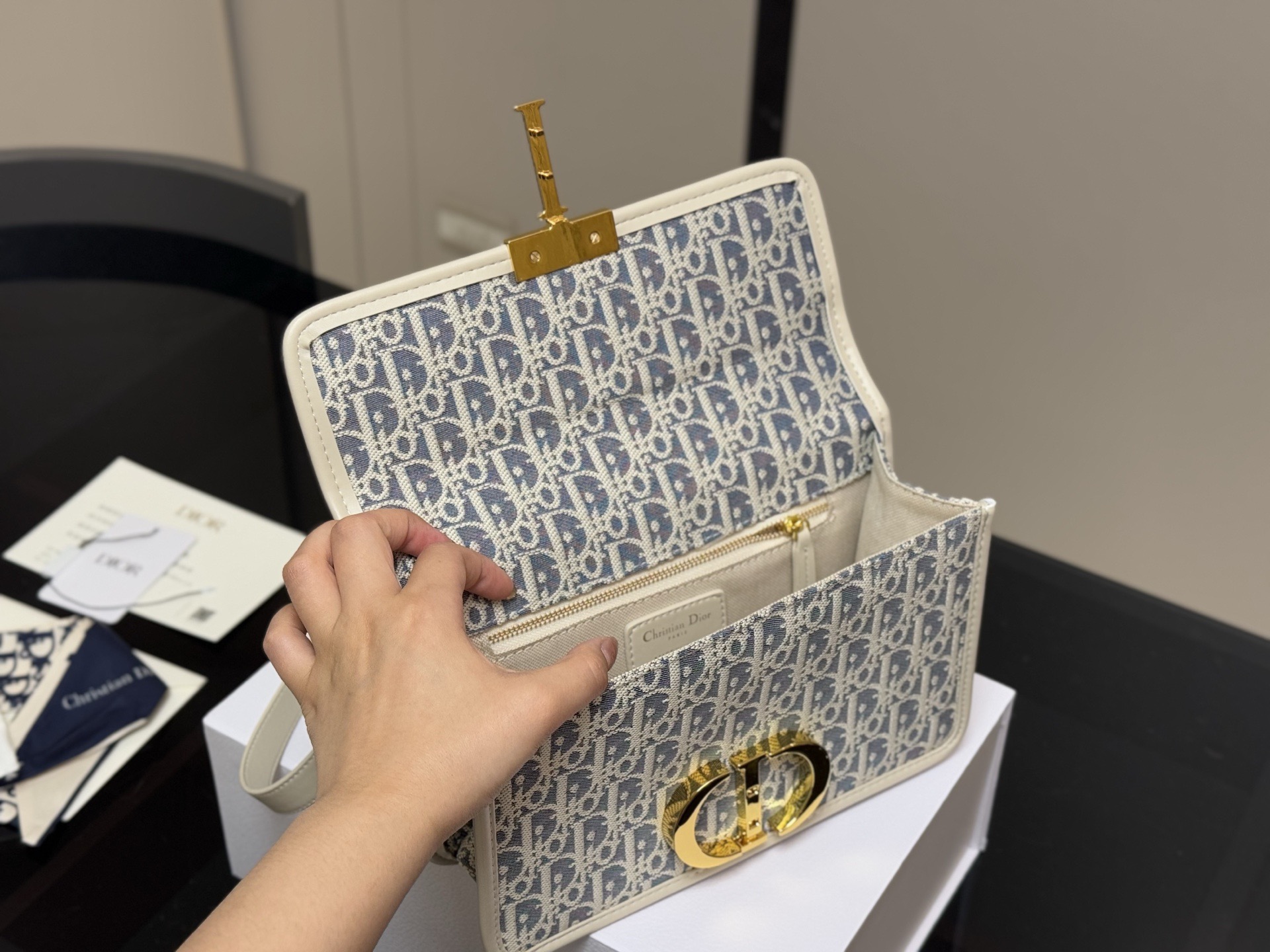 ¥165 ¥160 配折叠盒 size:24*20cm 21*15cm 迪奥 蒙田30 刚刚出的现货! 老花也太好看啦! 温柔很适合🈴️四季!