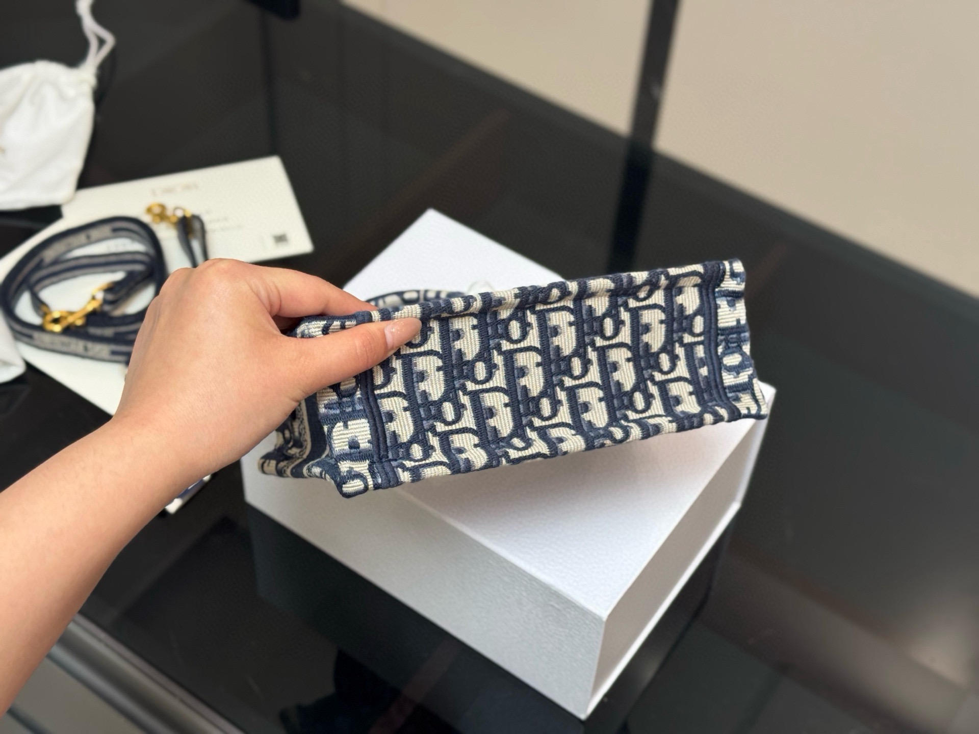 &yen;215 新版配肩带 Dior 原版布提花 Dior book tote今年最喜欢的一款购物袋 tote我用的次数最多的包 迪奥因为容量超级大 不管什么东西都向里面放 当然凹造型也是必须有 尺寸:21.5cm 配盒