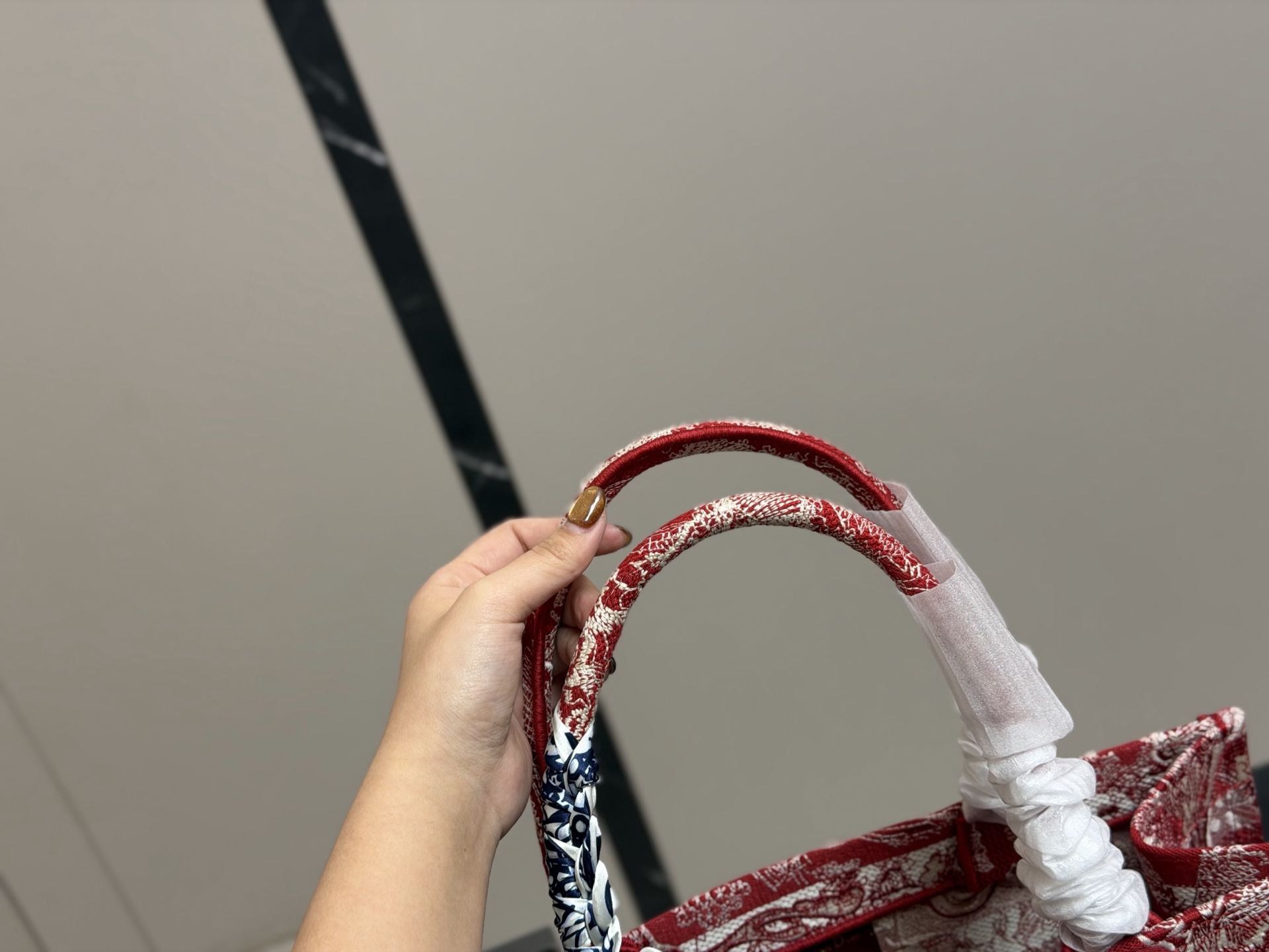 &yen;180 配盒丝巾 Dior 原版布提花 Dior book tote今年最喜欢的一款购物袋 tote我用的次数最多的包 迪奥因为容量超级大 不管什么东西都向里面放 当然凹造型也是必须有 尺寸:中号36cm