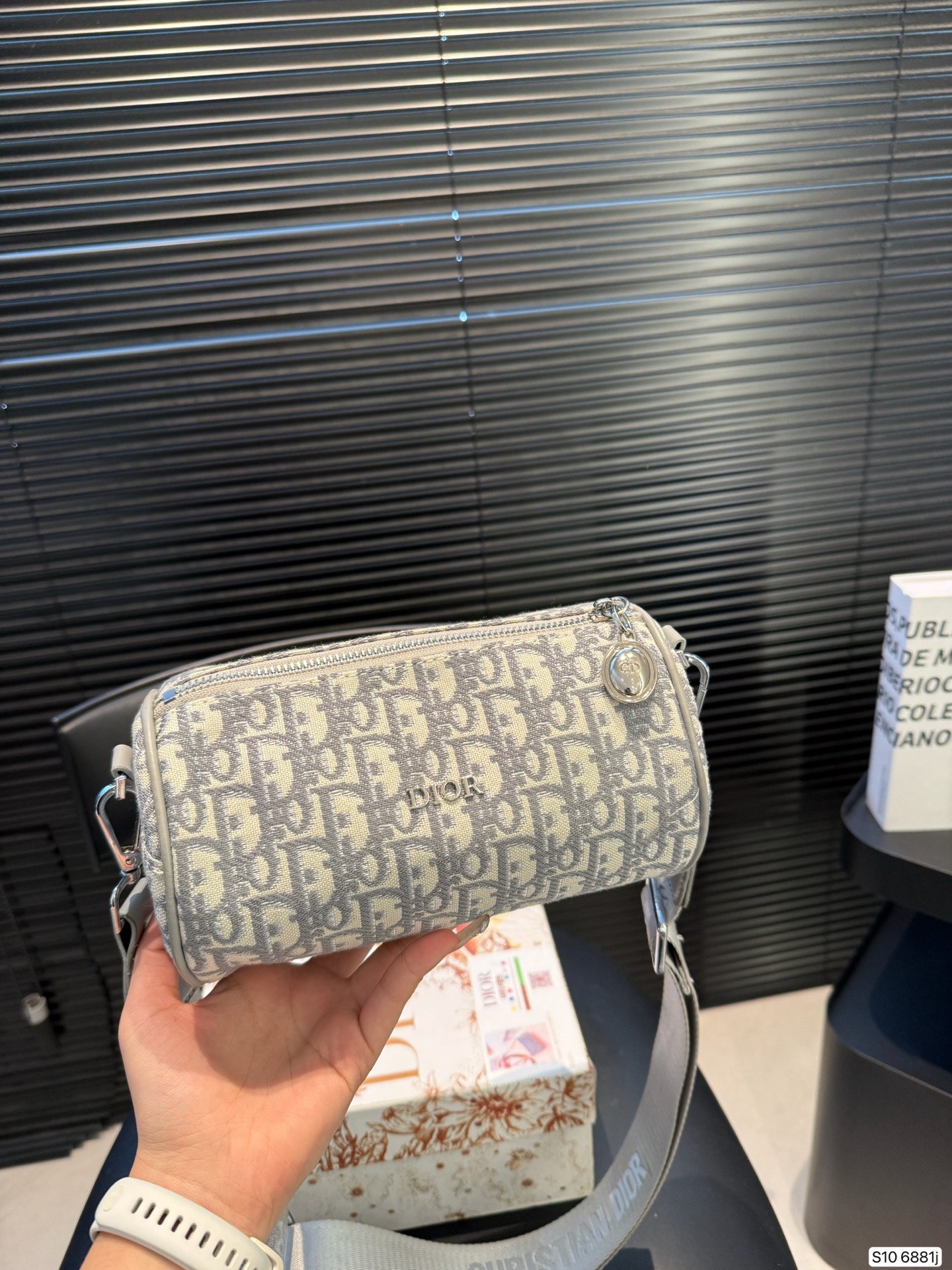 P100 配盒子 迪奥枕头包出货了💓超级百搭的胸包,肩背斜挎超级实用,系运动与时装皆可 超大容量 尺寸 :20 12 货号6881