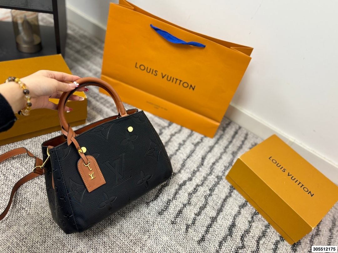 p135 LV压花蒙田包 经典版型 不过时 超大容量收纳 另配送长肩带 尺寸：30*20cm