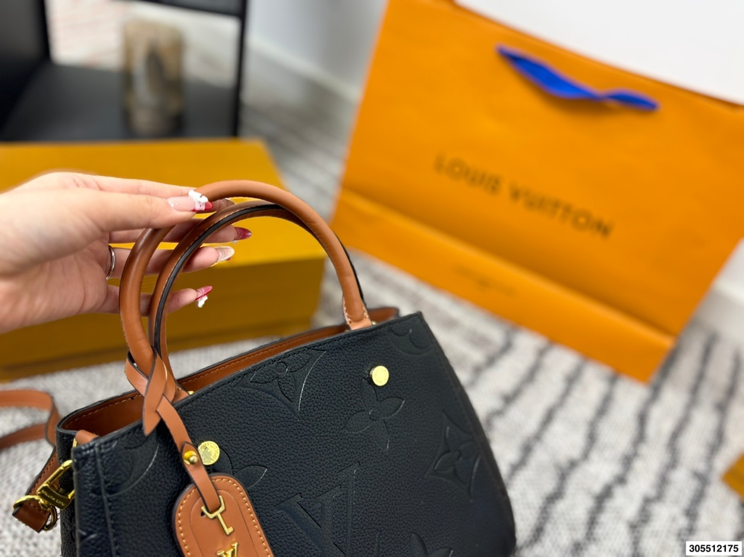 p135 LV压花蒙田包 经典版型 不过时 超大容量收纳 另配送长肩带 尺寸：30*20cm