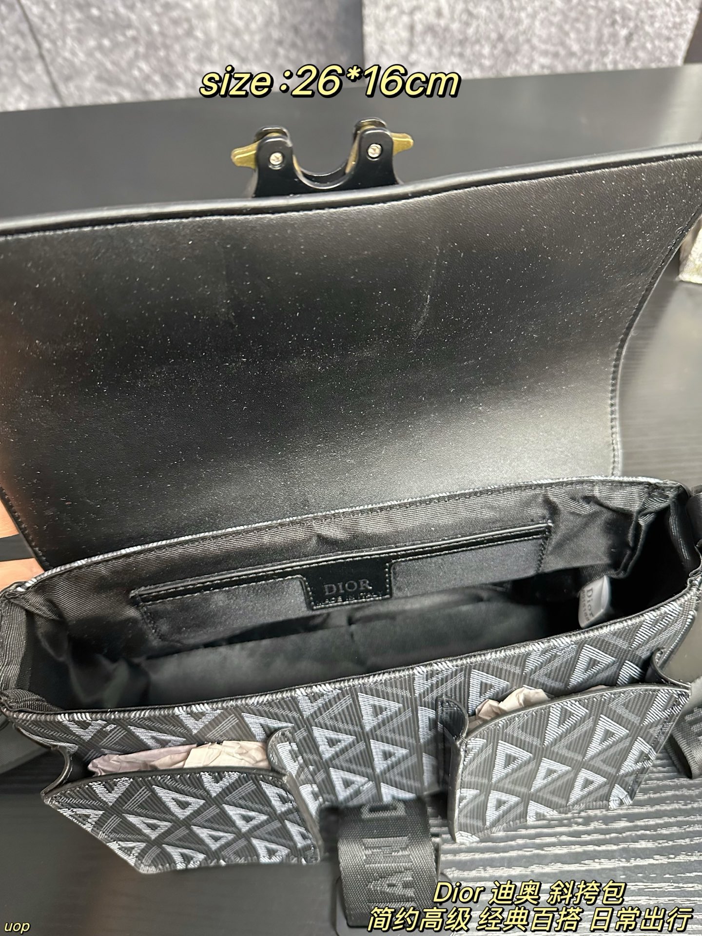 P165配盒 Dior 迪奥 斜挎包 这款 Dio*r Hit the Road 手袋搭配肩带，是本季新品，将现代风格与 Dio*r 的高订精神融为一体。采用黑色 CD Diamond 图案帆布和光滑牛皮革精心制作，翻盖搭配 Christian Dior 铝扣，宽敞的主隔层和正面双口袋设计，可轻松收纳各种日常用品。款式实用，搭配可调节、可拆卸的肩带，可为各式休闲装扮增添点睛之笔 尺寸：26*16cm