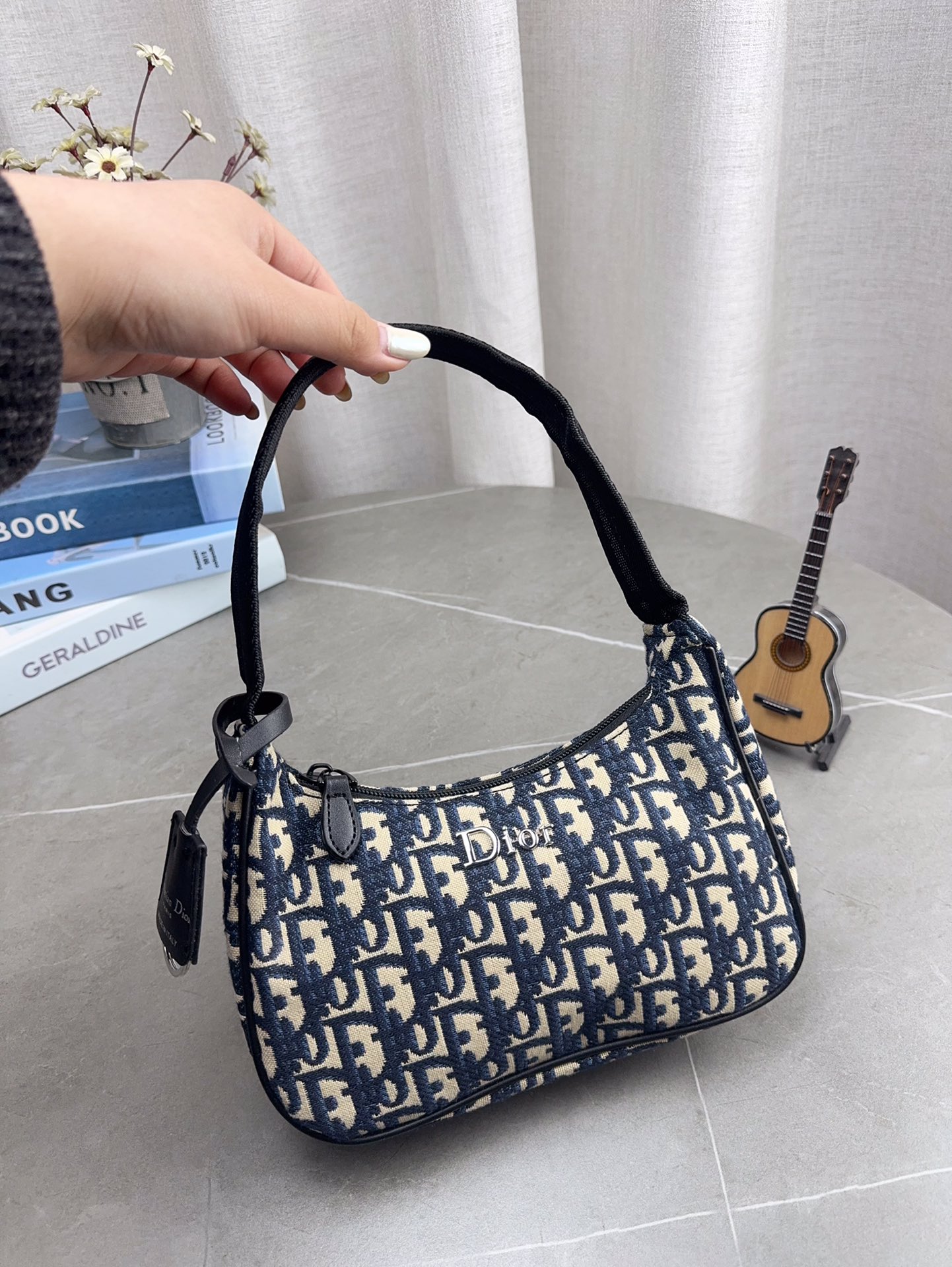 配礼盒包装 DIOR 法棍包 hobo腋下包 迪奥新款全网首发全新上市 这款相比之前的hono带子会更长单肩斜挎更方便啦 最主要没金属链那么重- -万多的迪奥小包很香～ 尺寸22*12cm p85