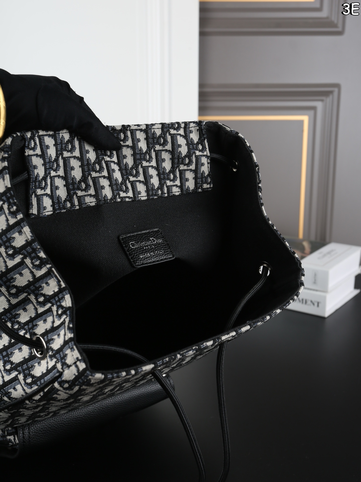 P170 DIOR迪奥 Saddle 老花满印 书包背包双肩包 荔枝纹牛皮拼接，低调奢华质感满分。 翻盖抽绳设计，安全又有细节感。 通勤旅行都很OK!肩带可调节，背部加垫网眼织物，背着舒适不累 。 附防尘袋，实用又时髦! 尺寸：26&times;41