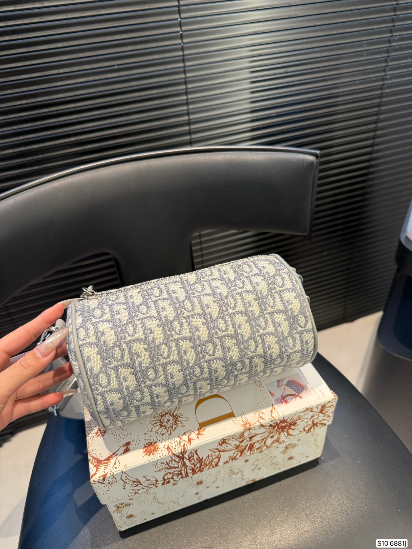 P100 配盒子 迪奥枕头包出货了💓超级百搭的胸包,肩背斜挎超级实用,系运动与时装皆可 超大容量 尺寸 :20 12 货号6881