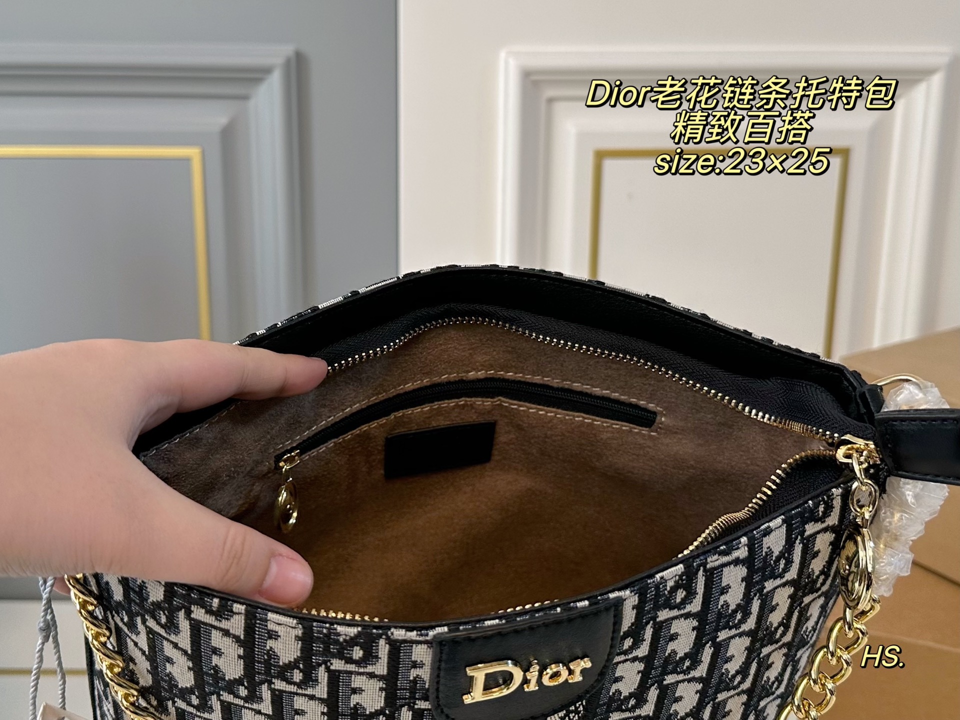P115（无盒） size：23&times;25 DIOR迪奥新款老花链条托特包❤️ 全面包身布满精致刺绣～ 立体的全刺绣具有纹理感～ 配织物宽肩带，可斜挎可手提 空间超可，满足日常出行‼️