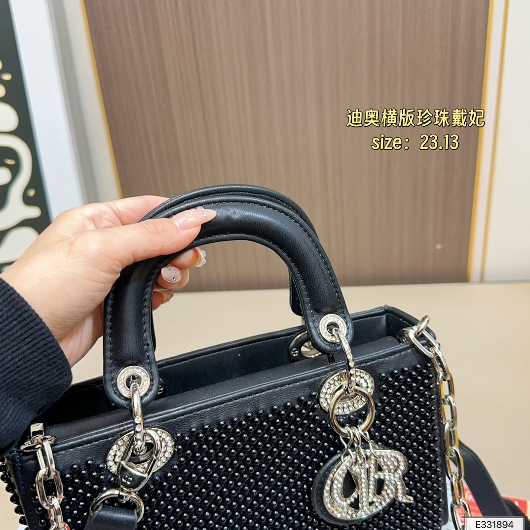 💰210 配折叠盒⚠️尺寸23.13 迪奥 珍珠横版戴妃包 DIOR 这款包不仅优雅，还加入了铆钉设计，瞬间变得个性十足，真是不得了！ 艺术感满满！打破娇贵形象的设计，甜美又酷炫，简直绝了！