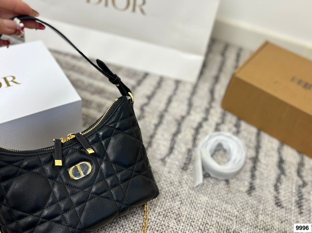 皮p220 布p210 配礼盒 这款 Miss Caro迪奥之爱迷你链条手袋是二零二五秋冬成衣系列新品，时尚现代而不失实用功能。采用奶白色羊皮革精心制作，饰以超大藤格纹缉面线，搭配正面复古金色饰面金属CD标志和一个拉链隔层，可收纳各种日常用品。百搭款式，搭配可调节、可拆卸的皮革肩带和顶部手柄，另带有可拆卸链条，可肩背或斜挎，是日常或晚装造型的理想之选。尺寸20.13