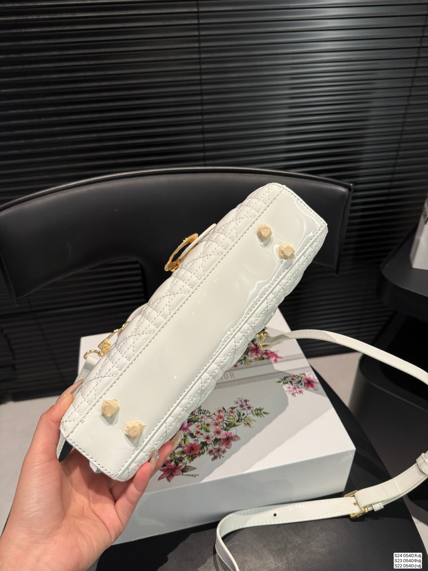 大号P170 中号P165 小号P160 配折叠盒子 迪奥横版戴妃包 sDior戴妃包太好看了吧！ 优雅指数拉满 搭配简洁风格的衣服整个人气质就上来了 而且容量完全可以满足日常要求 日常聚会逛街都很方便~ 尺寸：大26 14 中23 13 小18 11货号 0540