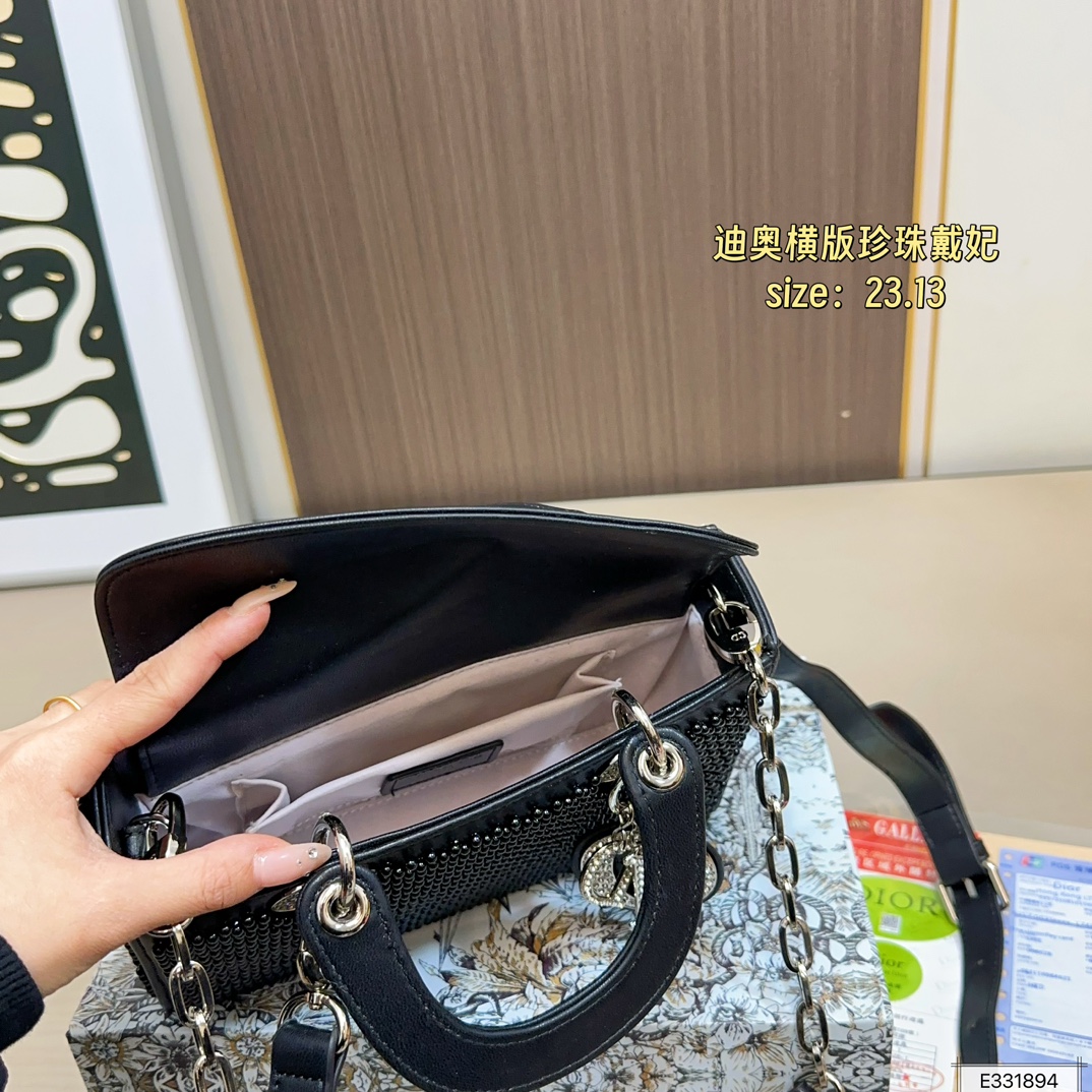 💰210 配折叠盒⚠️尺寸23.13 迪奥 珍珠横版戴妃包 DIOR 这款包不仅优雅，还加入了铆钉设计，瞬间变得个性十足，真是不得了！ 艺术感满满！打破娇贵形象的设计，甜美又酷炫，简直绝了！