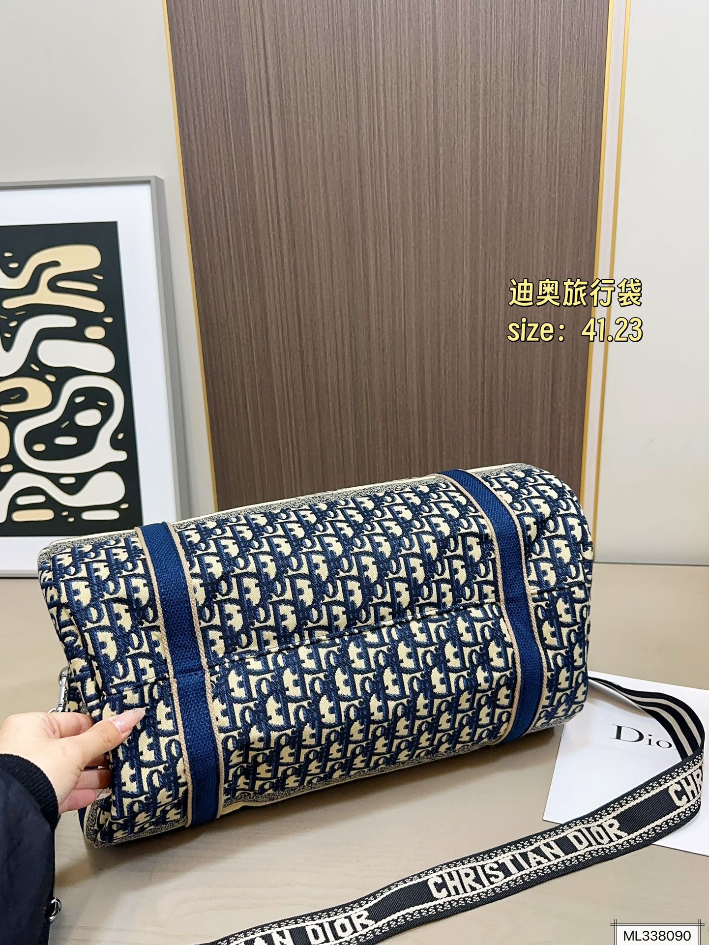 💰105 尺寸41.23 Dior迪奥oblique老花旅行袋这谁看不迷糊啊 容量巨无霸了 超级能装 可做健身包 露营包 如果遇到小长假 简直就是刚需 包本身自重轻 男女生都可以提的款 帅气好搭配 耐用又耐看还经典