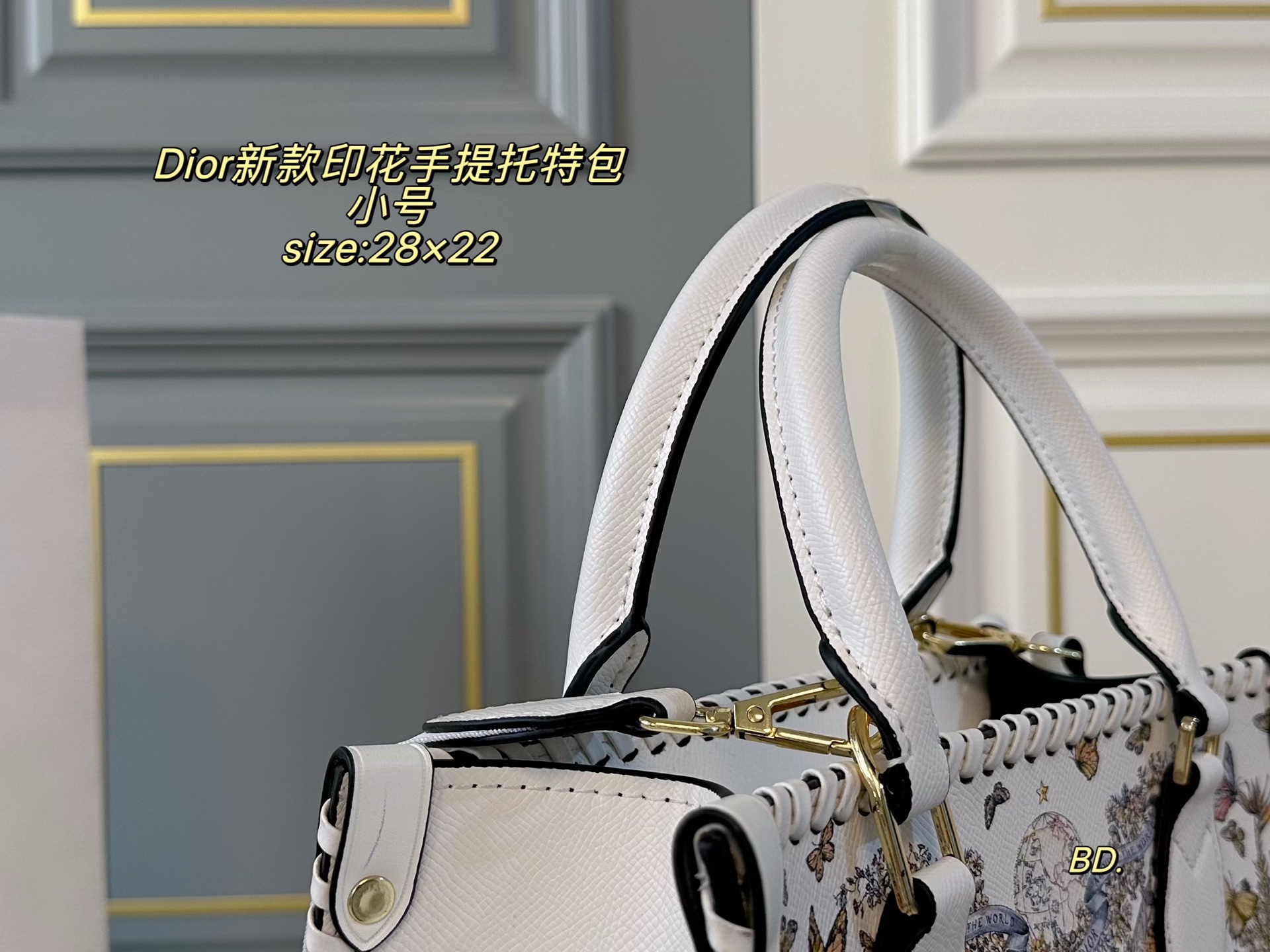 P180小号（无盒） size：28&times;22小号 DIOR迪奥新款印花手提托特包❤️ 皮线包边新款超级百搭托特包 旅行 妈咪包选它超实用～ 复古又精致，看不腻的美貌 轻便实用，上班族的通勤包‼️