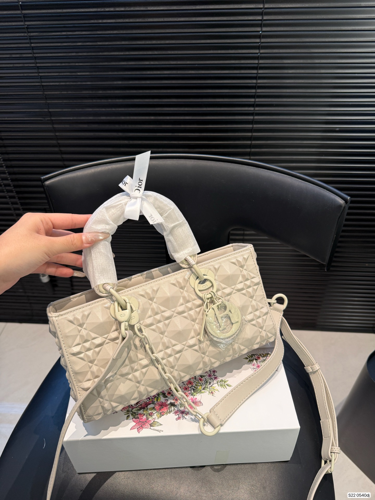 P160 配折叠盒子 迪奥横版戴妃包 sDior戴妃包太好看了吧！ 优雅指数拉满 搭配简洁风格的衣服整个人气质就上来了 而且容量完全可以满足日常要求 日常聚会逛街都很方便~ 尺寸：26 14 货号 0540