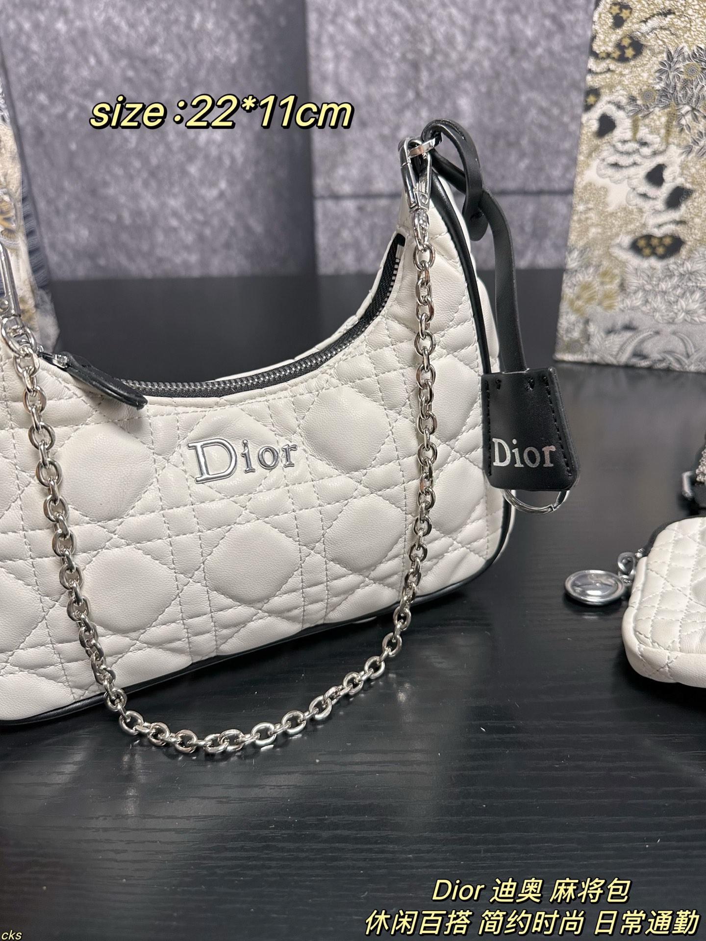 P135配盒 Dior 迪奥 麻将包 迪奥三合一 最近设计，真的都太火了！独特一款面料，可以说是非常实用了：防水、耐磨、轻便，而且四季都可以背，冬天的厚重感或夏天的运动感都可以轻松驾驭。尼龙包整的这么精致太喜欢了 尺寸：22*11cm
