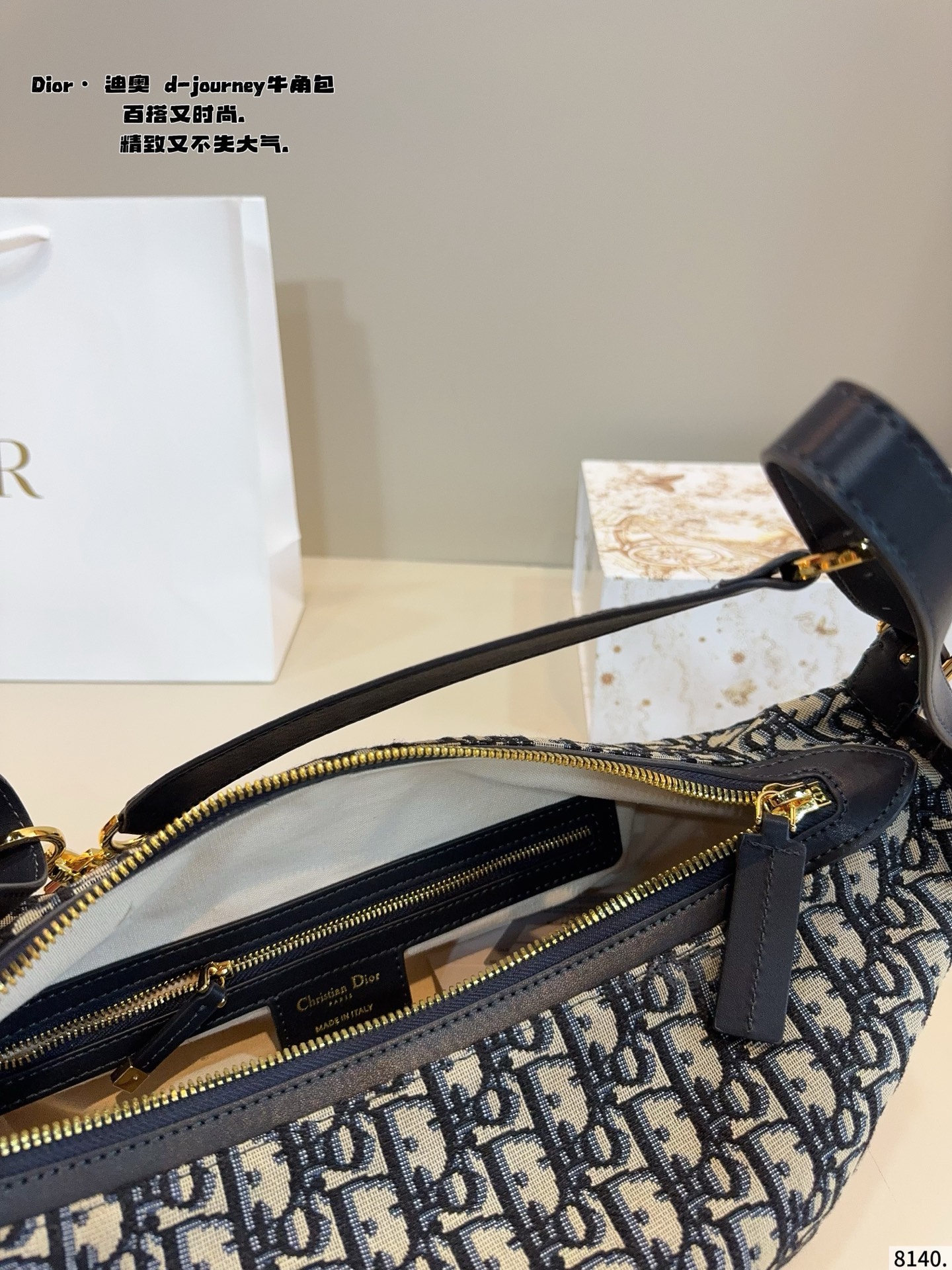 p220p215配礼盒🎁. 迪奥 dior Wander lust新款腋下包 方正的设计，复古的质感 藏蓝色老花作为Dior经典的颜色，搭配任何风格的衣服都毫无压力，四季皆宜。 既能满足日常出门逛街的容量，也可满足通勤上班的需要，时尚与实用兼具，材质耐磨又耐脏。尺寸：30*15*18/25*12*15cm