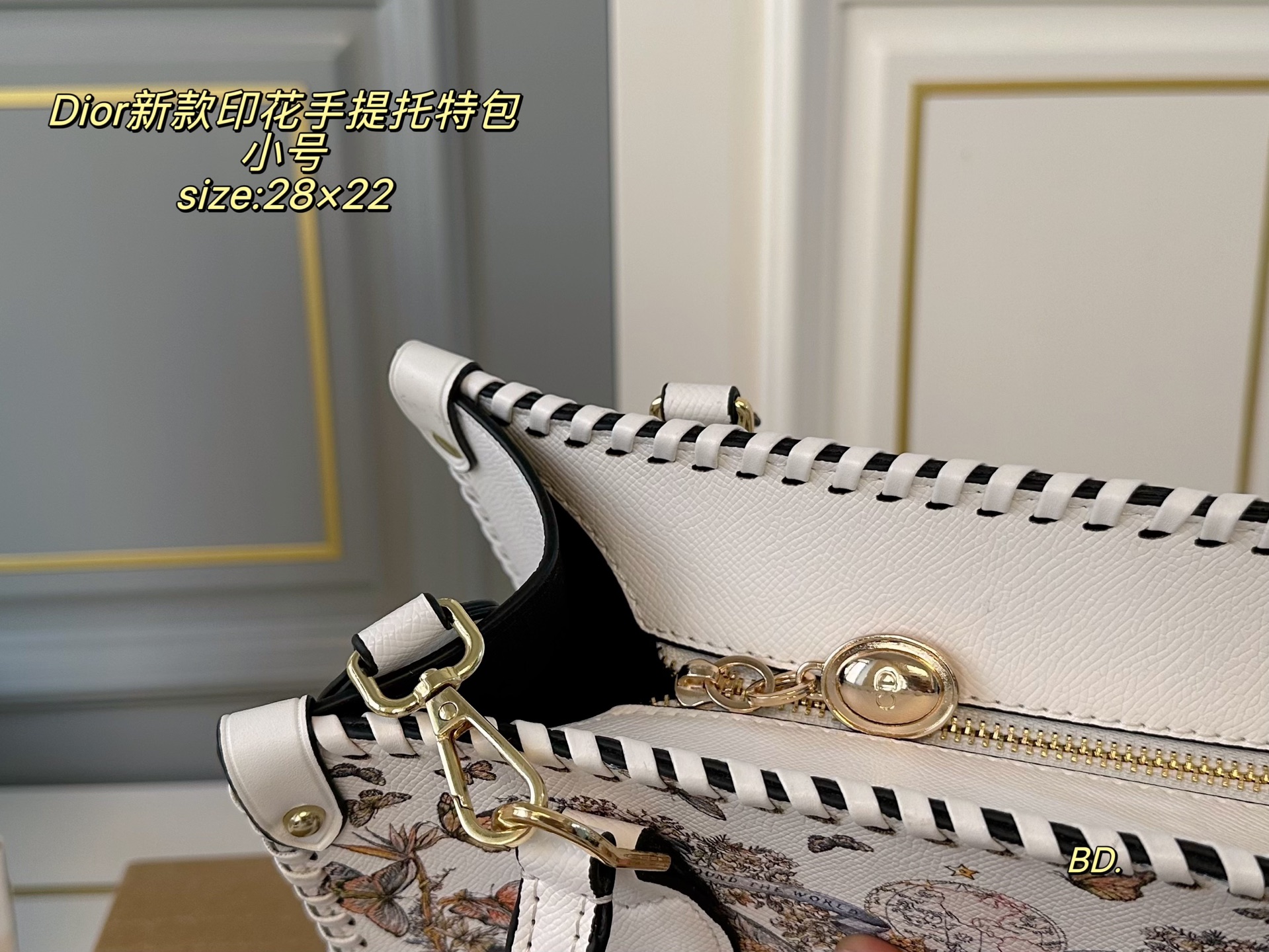 P180小号（无盒） size：28&times;22小号 DIOR迪奥新款印花手提托特包❤️ 皮线包边新款超级百搭托特包 旅行 妈咪包选它超实用～ 复古又精致，看不腻的美貌 轻便实用，上班族的通勤包‼️