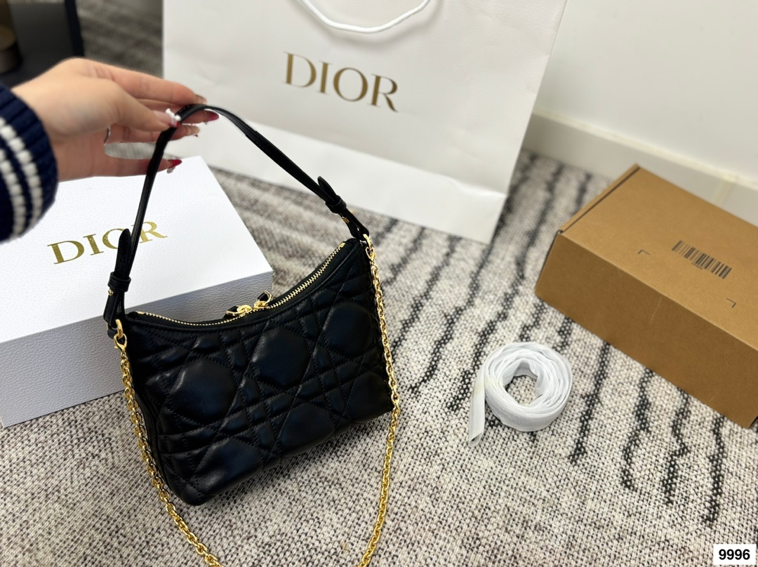 皮p220 布p210 配礼盒 这款 Miss Caro迪奥之爱迷你链条手袋是二零二五秋冬成衣系列新品，时尚现代而不失实用功能。采用奶白色羊皮革精心制作，饰以超大藤格纹缉面线，搭配正面复古金色饰面金属CD标志和一个拉链隔层，可收纳各种日常用品。百搭款式，搭配可调节、可拆卸的皮革肩带和顶部手柄，另带有可拆卸链条，可肩背或斜挎，是日常或晚装造型的理想之选。尺寸20.13