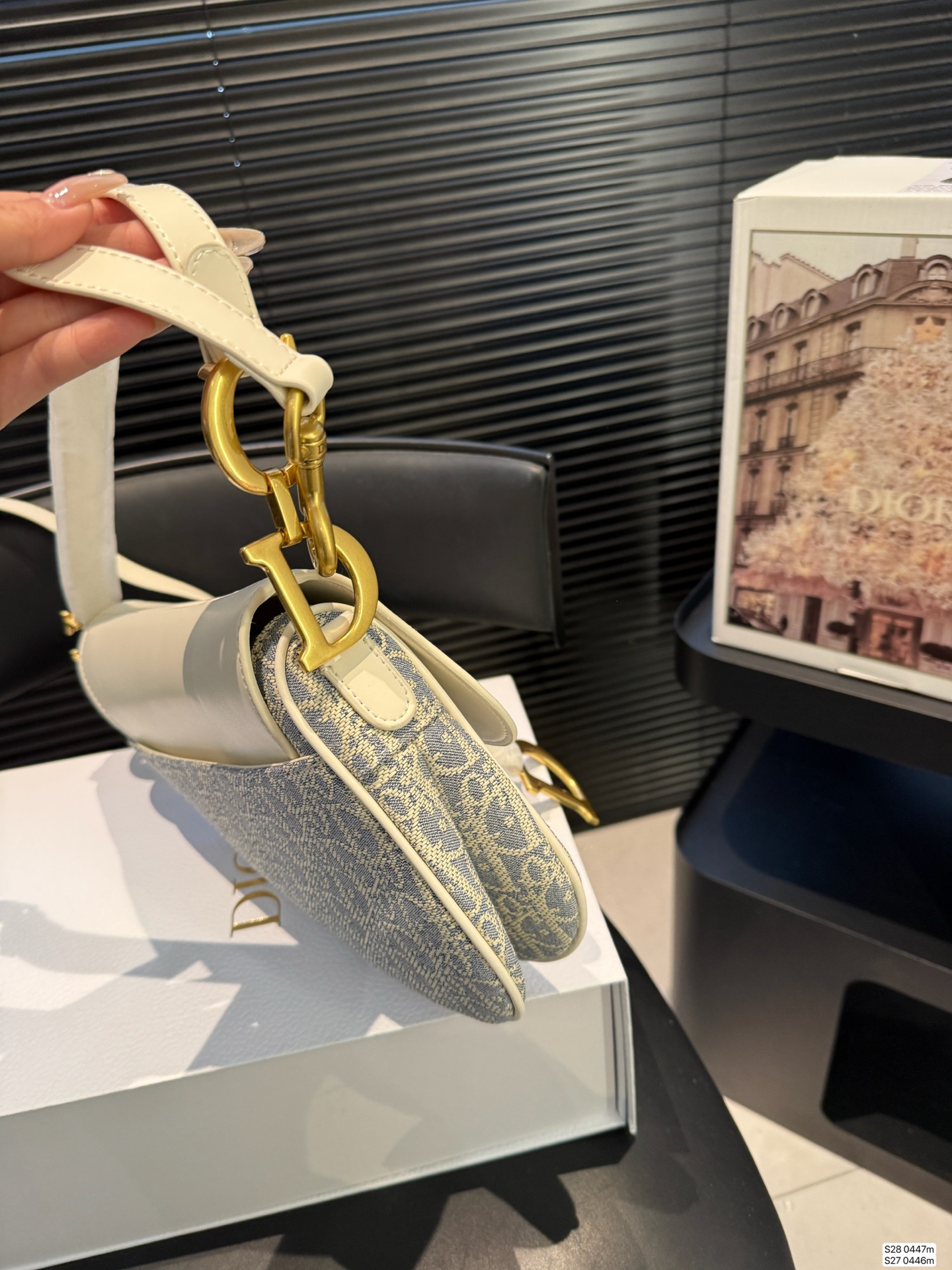 大号P190 小号P185 配飞机盒折叠盒子 迪奥马鞍包dior 颜值很到位 实用性非常好 任何风格都可驾驭 加上又A又飒的感觉风格 尺寸:大号23 21 小号18 16 货号大号0447小号0446