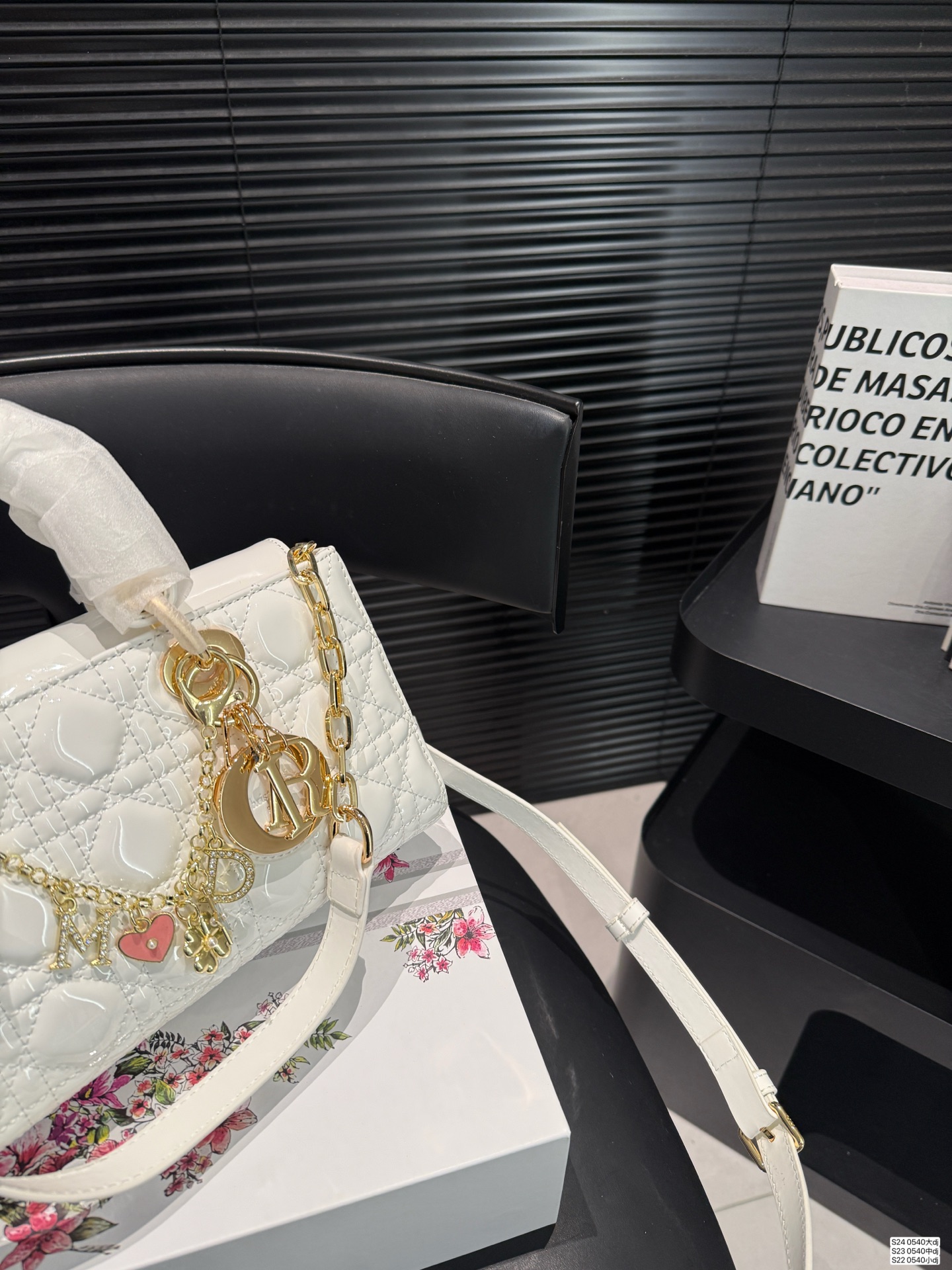 大号P170 中号P165 小号P160 配折叠盒子 迪奥横版戴妃包 sDior戴妃包太好看了吧！ 优雅指数拉满 搭配简洁风格的衣服整个人气质就上来了 而且容量完全可以满足日常要求 日常聚会逛街都很方便~ 尺寸：大26 14 中23 13 小18 11货号 0540