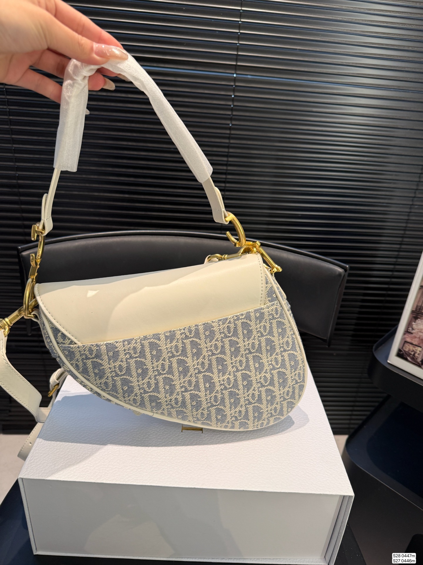 大号P190 小号P185 配飞机盒折叠盒子 迪奥马鞍包dior 颜值很到位 实用性非常好 任何风格都可驾驭 加上又A又飒的感觉风格 尺寸:大号23 21 小号18 16 货号大号0447小号0446