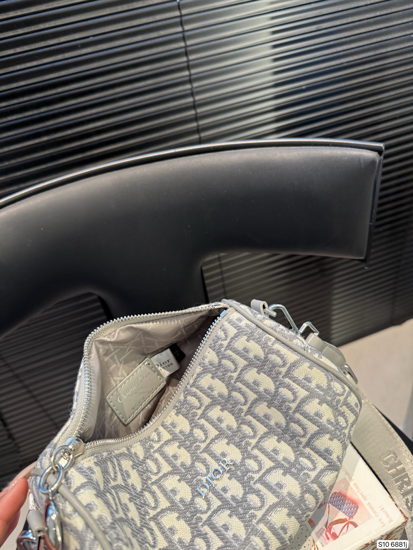 P100 配盒子 迪奥枕头包出货了💓超级百搭的胸包,肩背斜挎超级实用,系运动与时装皆可 超大容量 尺寸 :20 12 货号6881