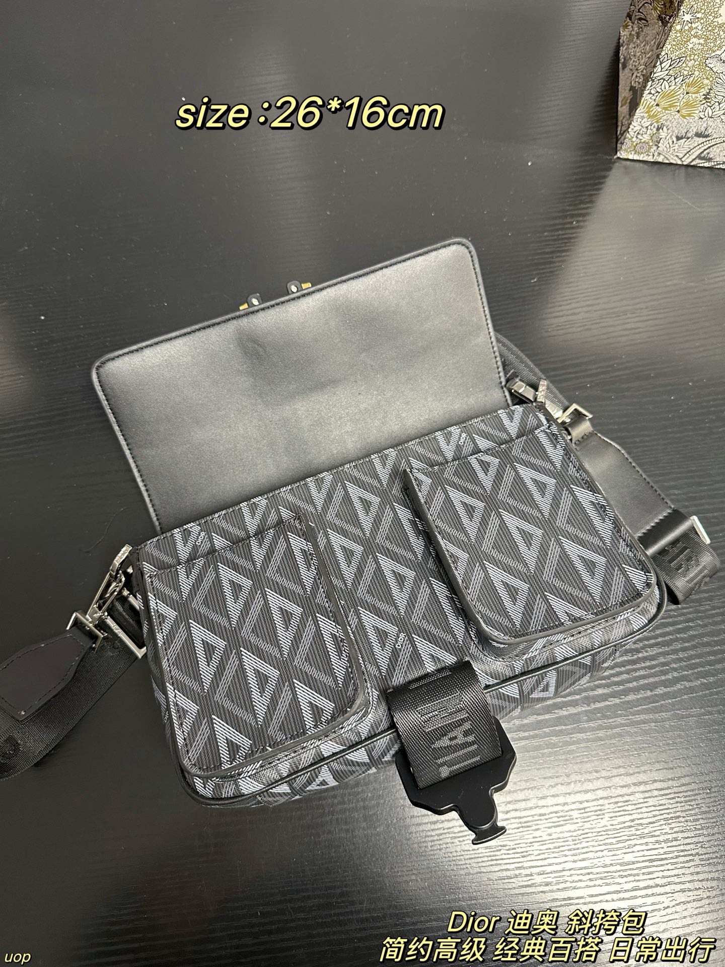 P165配盒 Dior 迪奥 斜挎包 这款 Dio*r Hit the Road 手袋搭配肩带，是本季新品，将现代风格与 Dio*r 的高订精神融为一体。采用黑色 CD Diamond 图案帆布和光滑牛皮革精心制作，翻盖搭配 Christian Dior 铝扣，宽敞的主隔层和正面双口袋设计，可轻松收纳各种日常用品。款式实用，搭配可调节、可拆卸的肩带，可为各式休闲装扮增添点睛之笔 尺寸：26*16cm